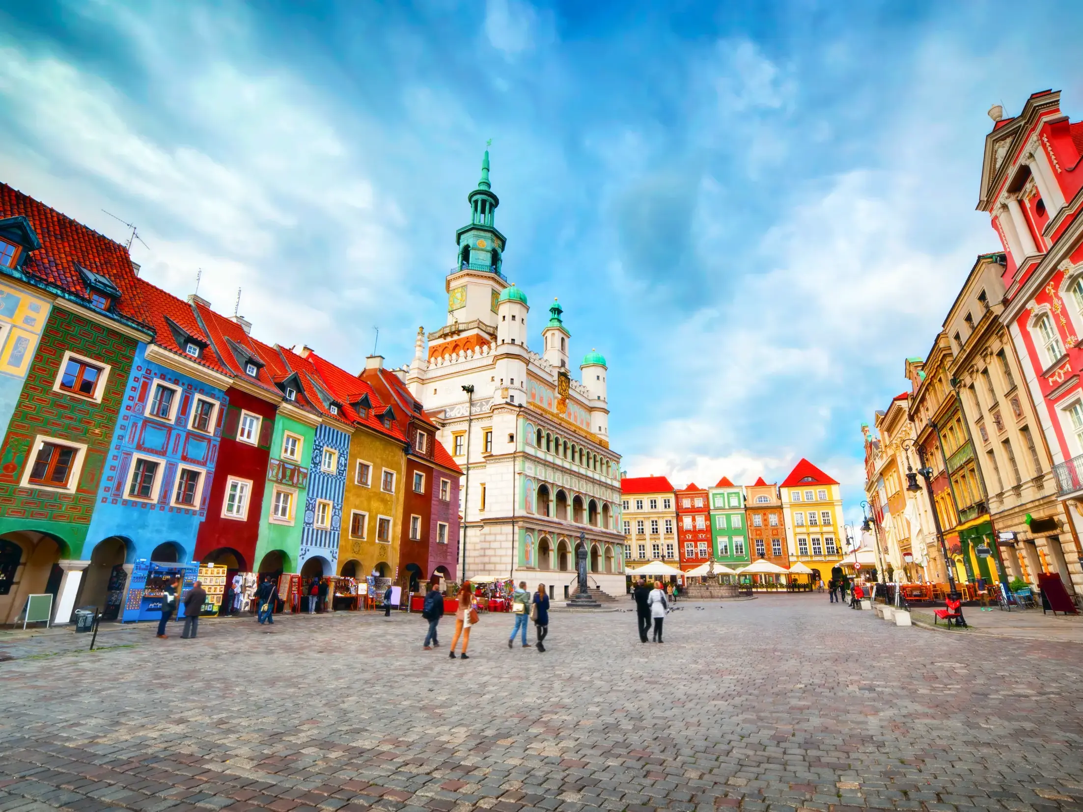 Das historische Rathaus im Renaissancestil und bunte Häuserfassaden auf dem Marktplatz der Altstadt von Posen in Polen.