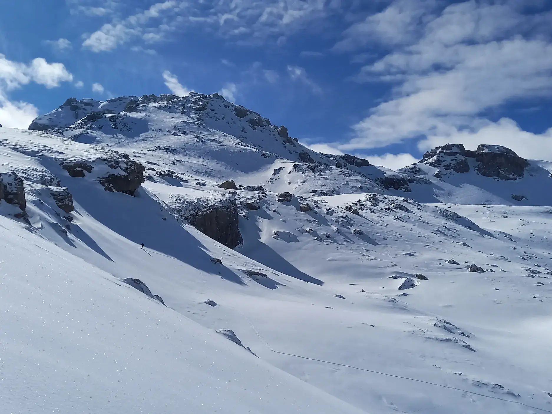 Einsame Abfahrt eines Skitourengehers durch weite, unberührte Pulverschneehänge im Sharr-Gebirge im Kosovo.