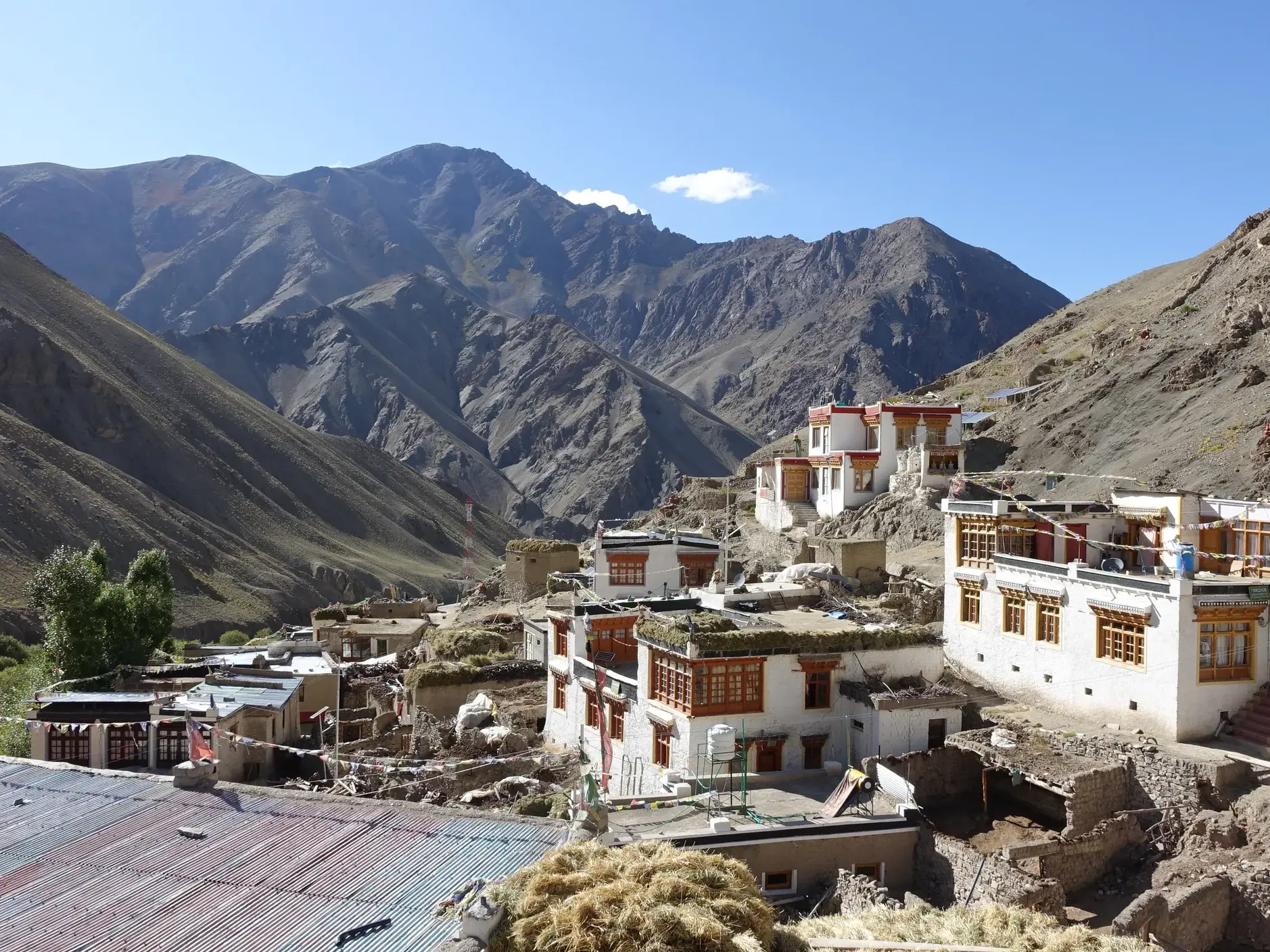 Traditionelle Homestays im idyllischen Bergdorf Rumbak am Fuße des Stok La, umgeben von der kargen Bergwelt des Himalaya.