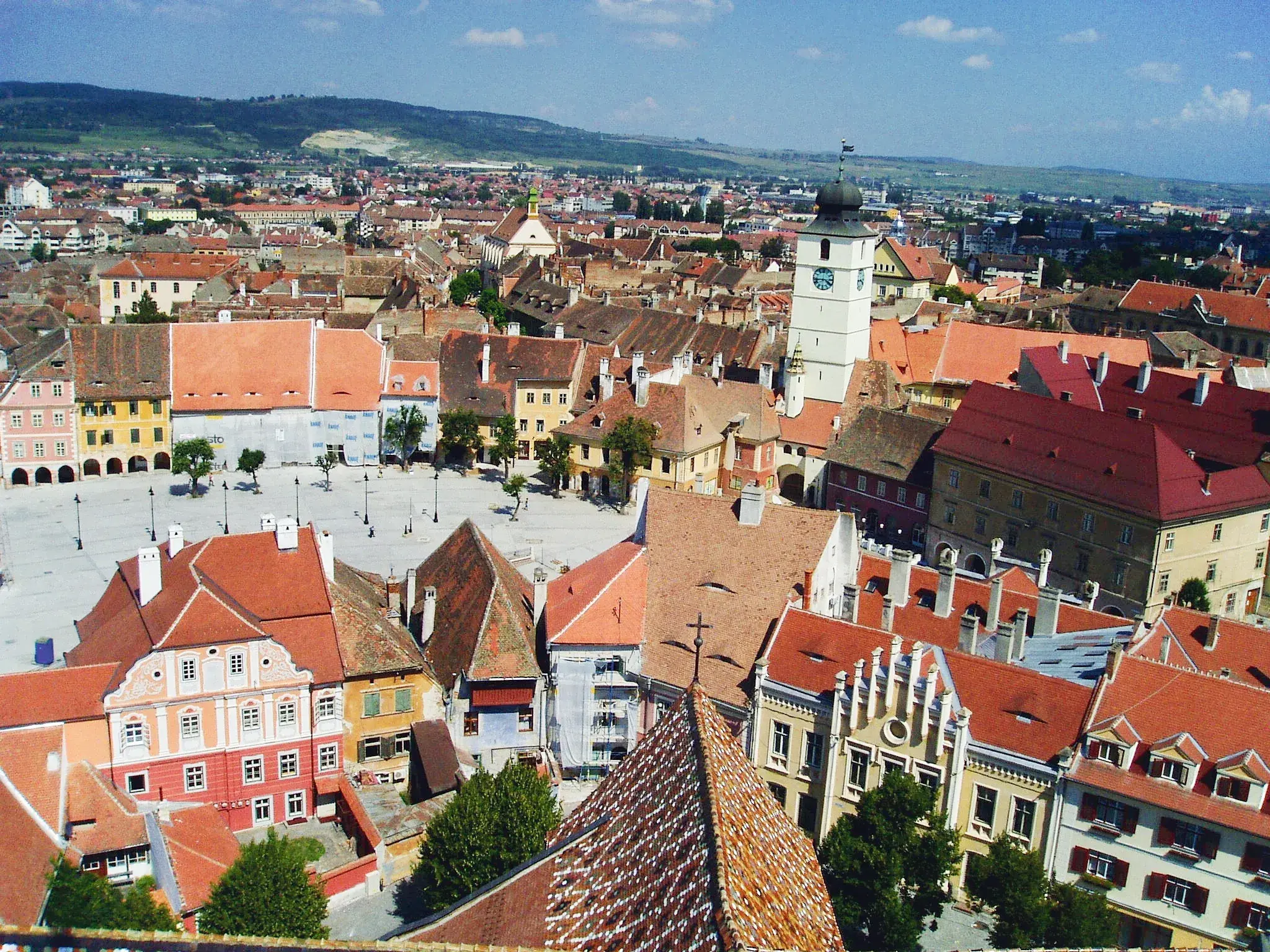 Ausblick von oben auf den Großen Ring in Sibiu, Hermannstadt, mit seinen historischen Gebäuden und dem Ratsturm in Siebenbürgen.