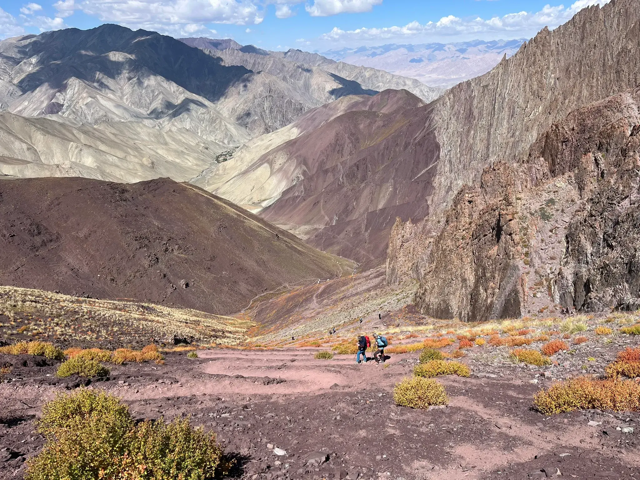 Zwei Wanderer beim anspruchsvollen Aufstieg zum Stok La in Ladakh durch den Hemis-Nationalpark.