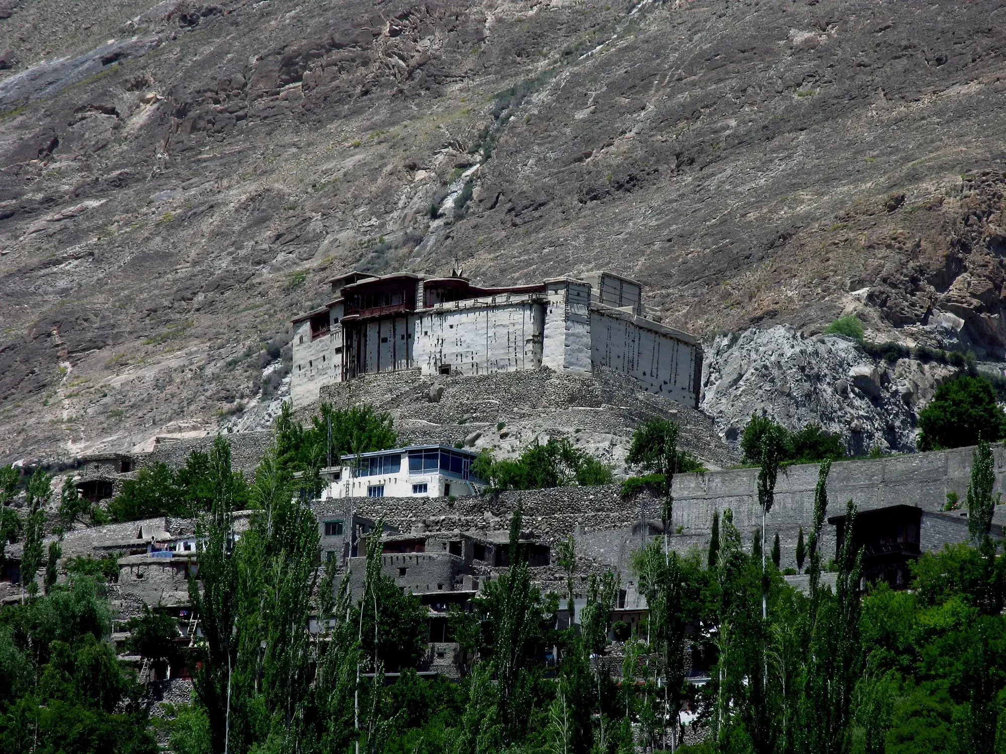 Das historische Baltit Fort in Karimabad thront wie ein Adlerhorst an einem kargen Felshang über dem grünen Hunza-Tal.