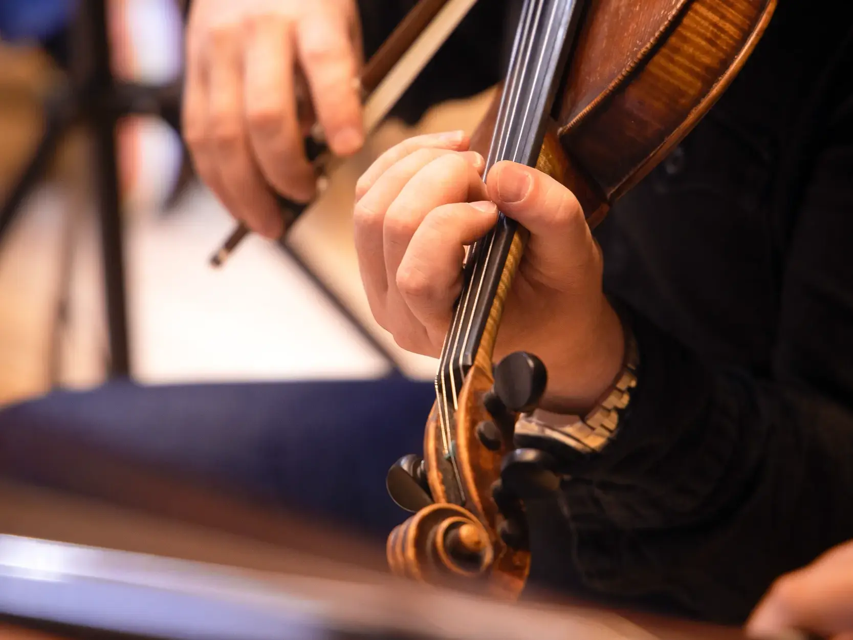 Nahaufnahme eines Violinisten beim Geigenspiel im Orchester für eine Oper im Nationaltheater Weimar