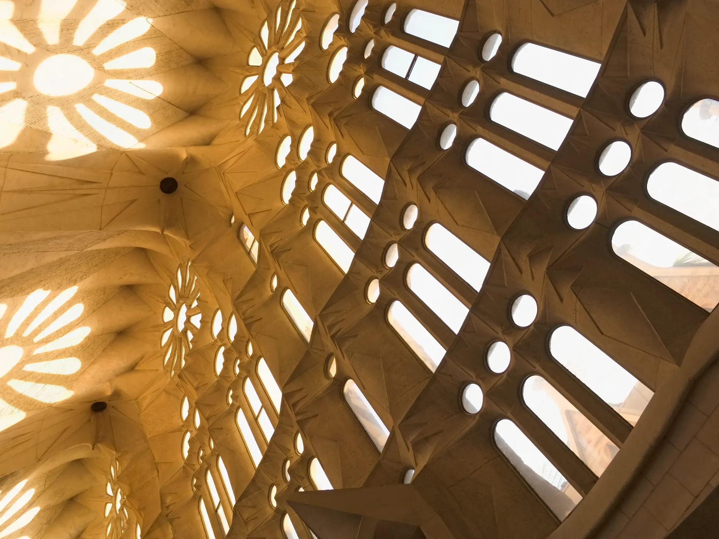 Einzigartige Deckenarchitektur von Antoni Gaudí in der La Sagrada Família mit faszinierendem Lichteinfall in Barcelona.