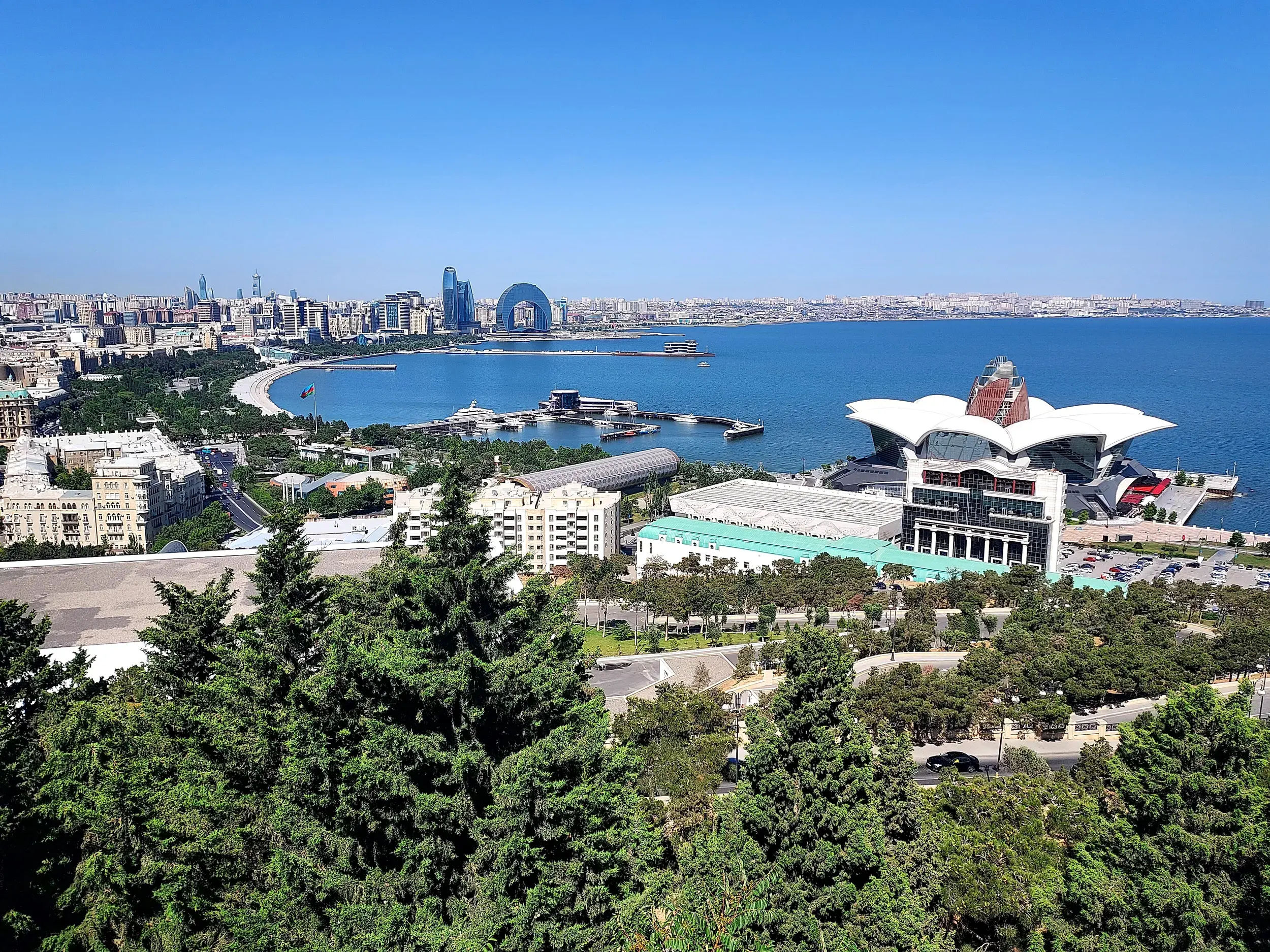 Panoramablick vom Highland Park in Baku über die Bucht und die moderne Skyline mit den Flame Towers am Kaspischen Meer.