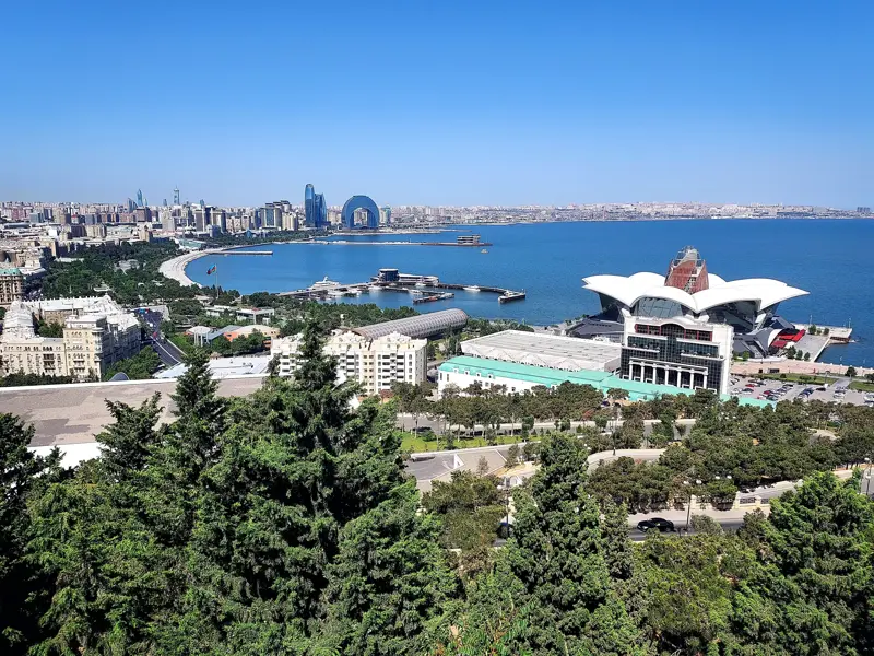 Panoramablick vom Highland Park in Baku über die Bucht und die moderne Skyline mit den Flame Towers am Kaspischen Meer.