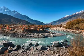 Türkisblauer Kali Gandaki Fluss in der Hochwüste von Lower Mustang vor der Kulisse des schneebedeckten Dhaulagiri.