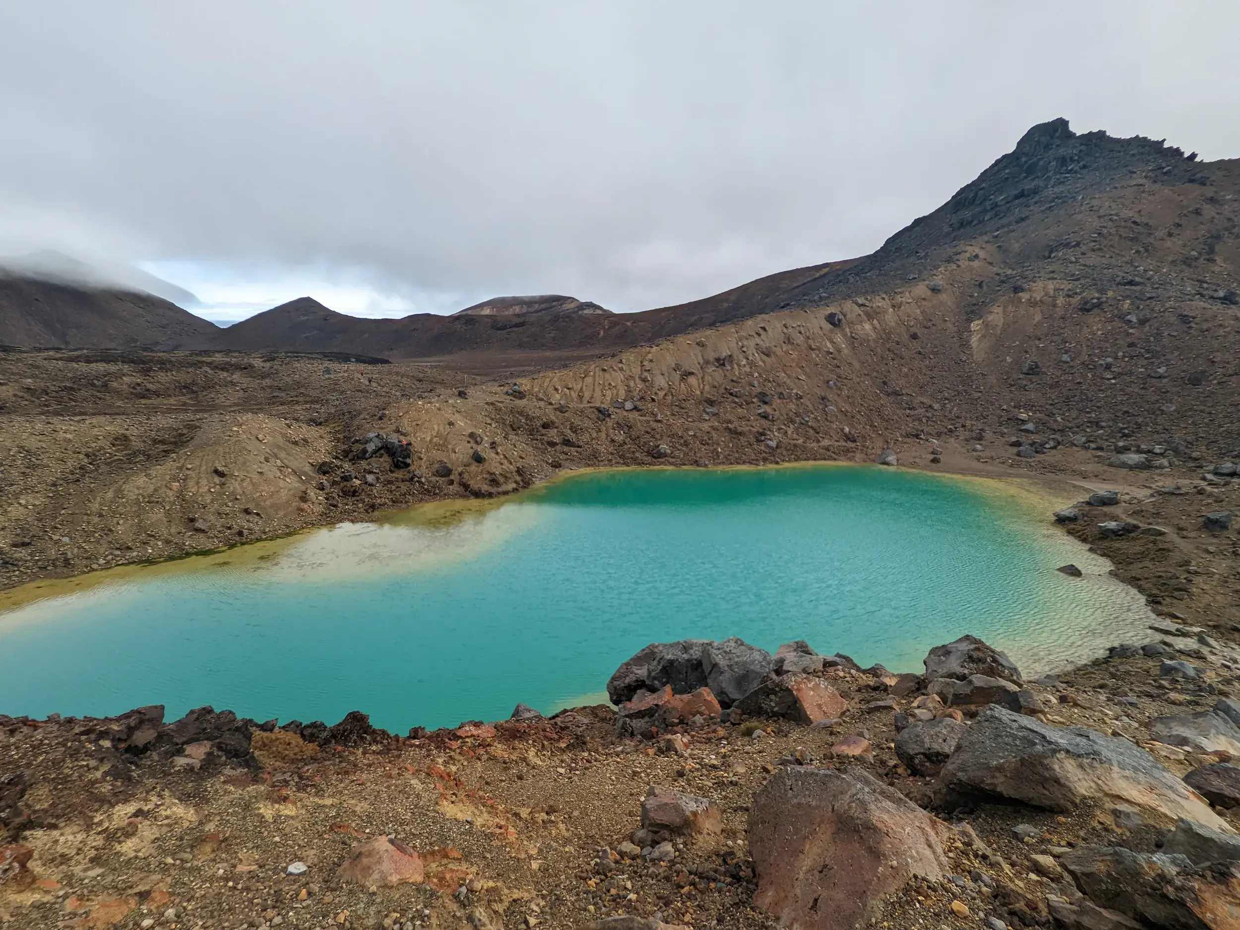 Die leuchtend türkisen Emerald Lakes in der bizarren Vulkanlandschaft des Tongariro Alpine Crossing in Neuseeland.