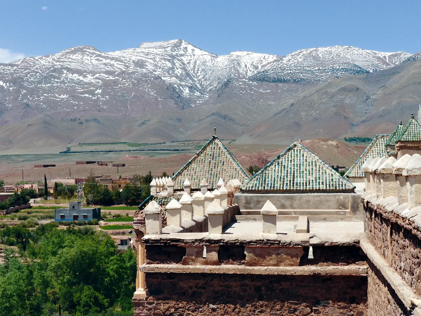 Blick von der Kasbah Telouet über das Ounila-Tal auf die schneebedeckten Gipfel des Hohen Atlas in Marokko.