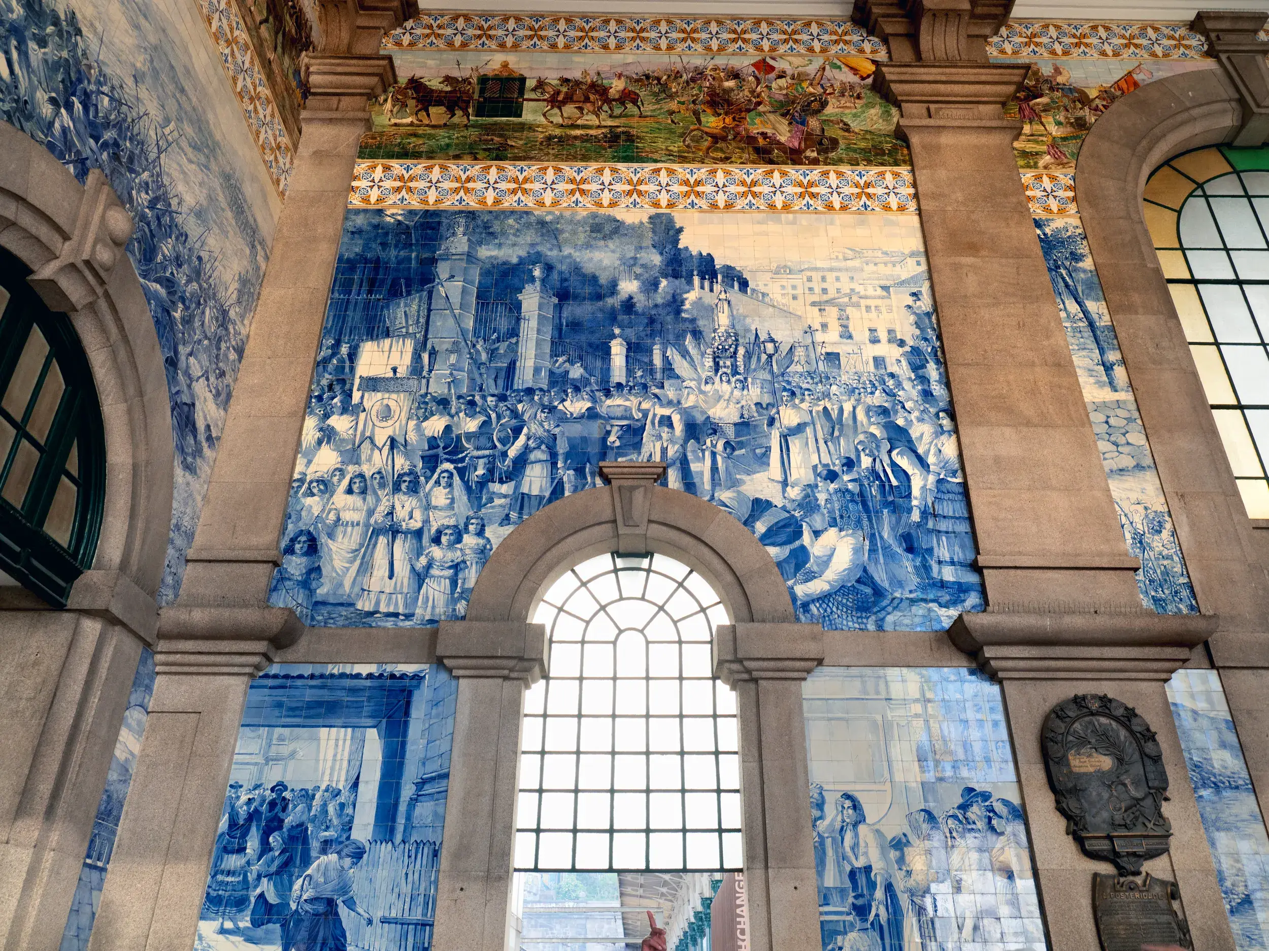 Detailansicht der kunstvollen, blauen Azulejo-Wandbilder, die im historischen Sao Bento-Bahnhof in Porto Geschichten erzählen.