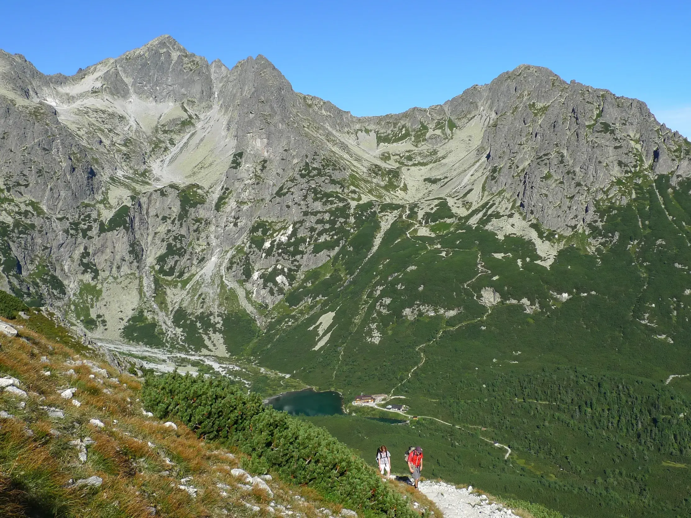 Atemberaubender Blick von der Tatranska Magistrale auf die Berghütte Pri Zelenom und die Gipfel der Hohen Tatra.