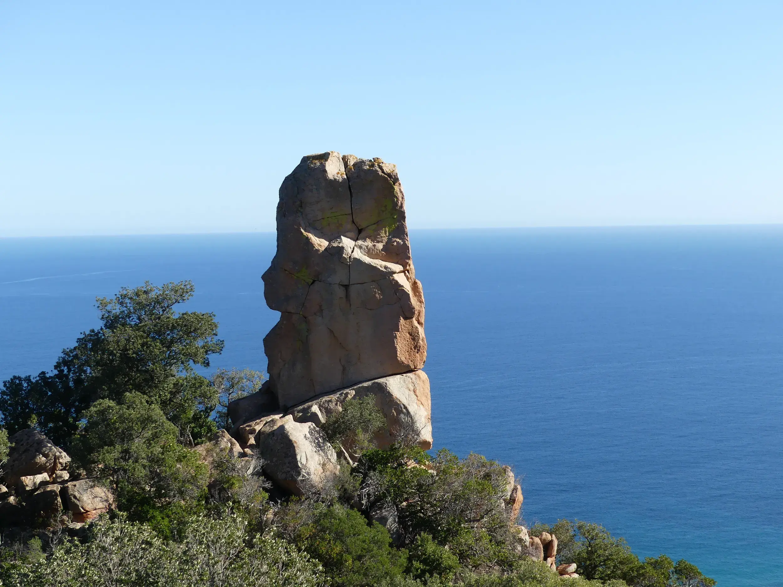 Eine markante, vom Wind geformte Granitfelsformation am Capo Testa auf Sardinien überblickt das tiefblaue Mittelmeer.
