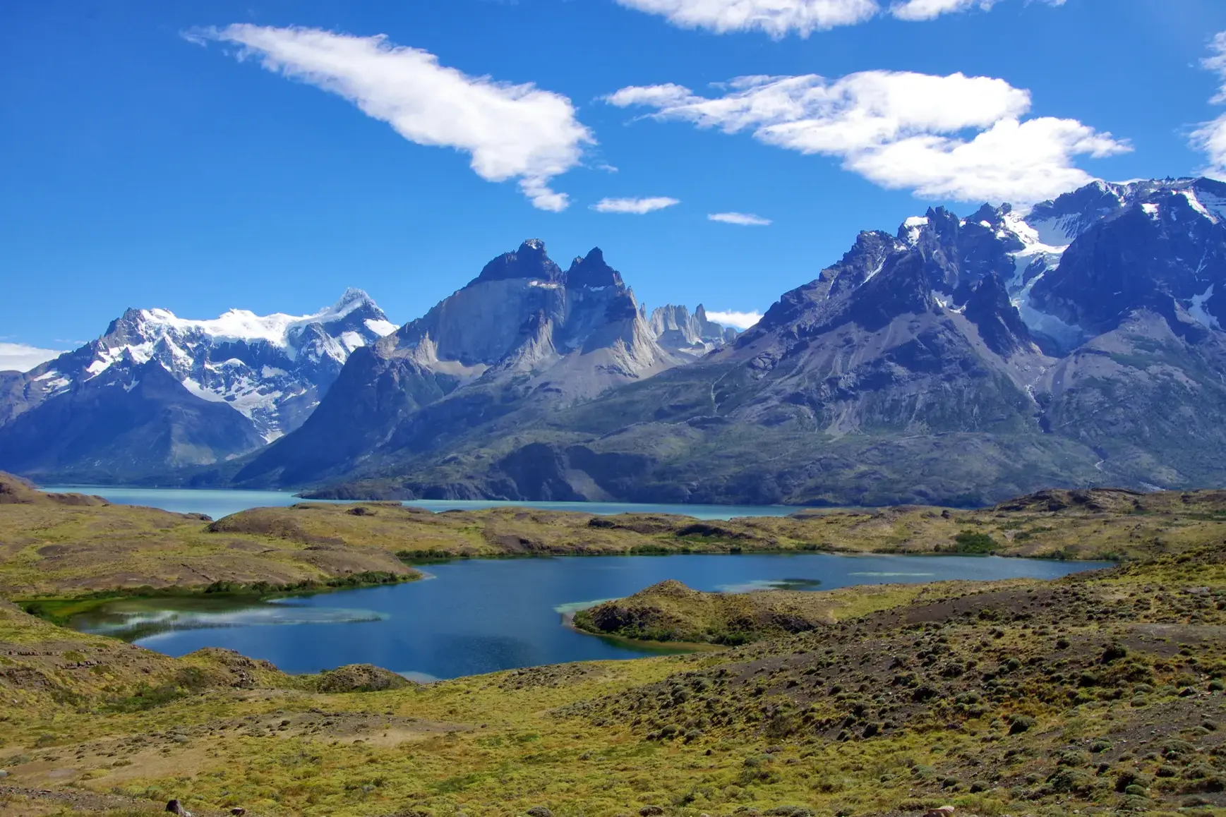 Weite Landschaft im Torres del Paine Nationalpark mit Blick auf die markanten Gipfel der Cuernos und den See Nordenskjöld.