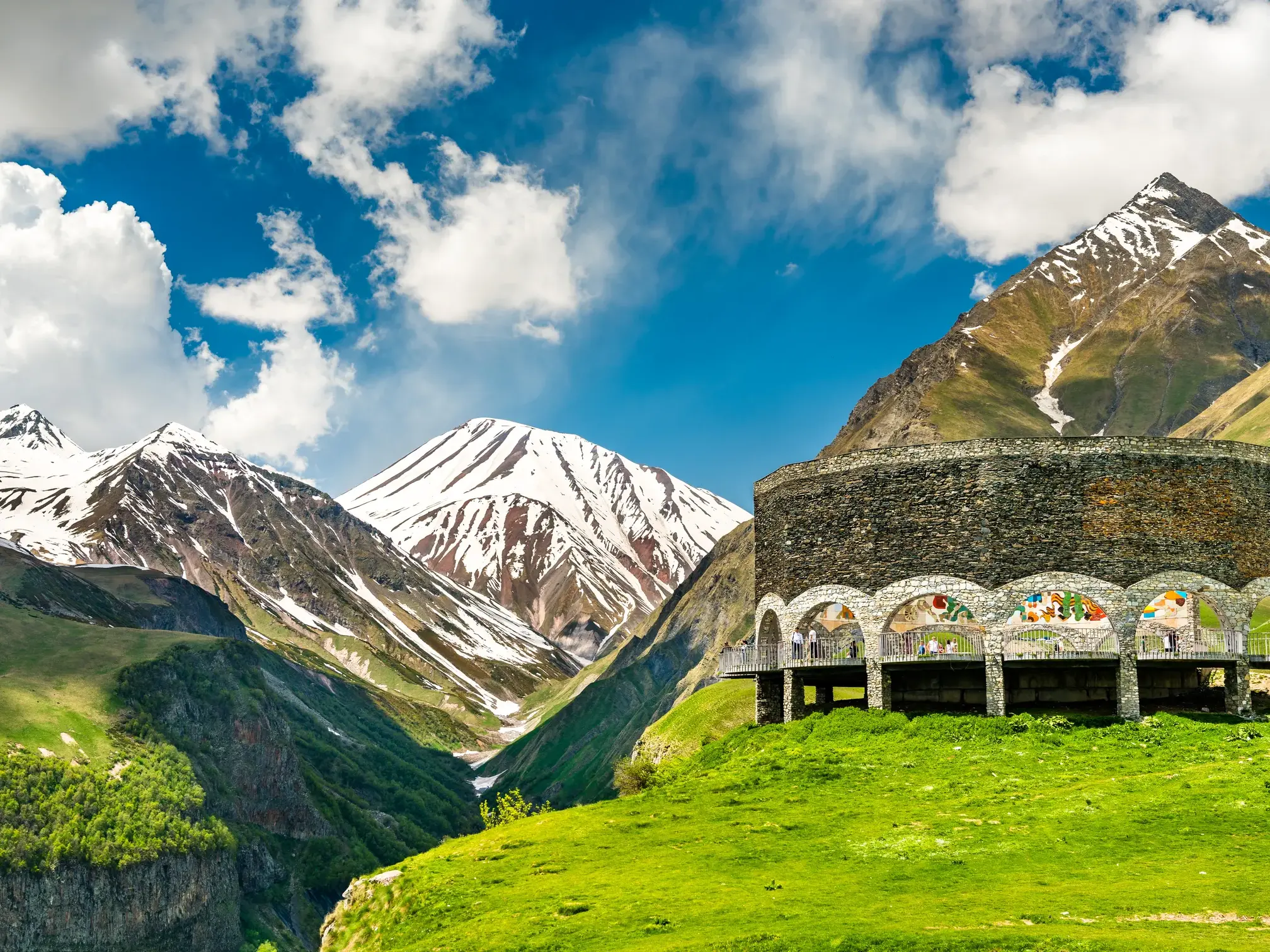 Das Denkmal der Völkerfreundschaft am georgischen Kreuzpass mit Panoramablick auf das Tal und die Berge des Großen Kaukasus.