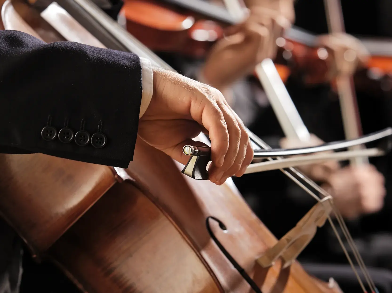 Nahaufnahme der Hand eines Musikers beim Cellospiel während eines Konzerts in Leipzig