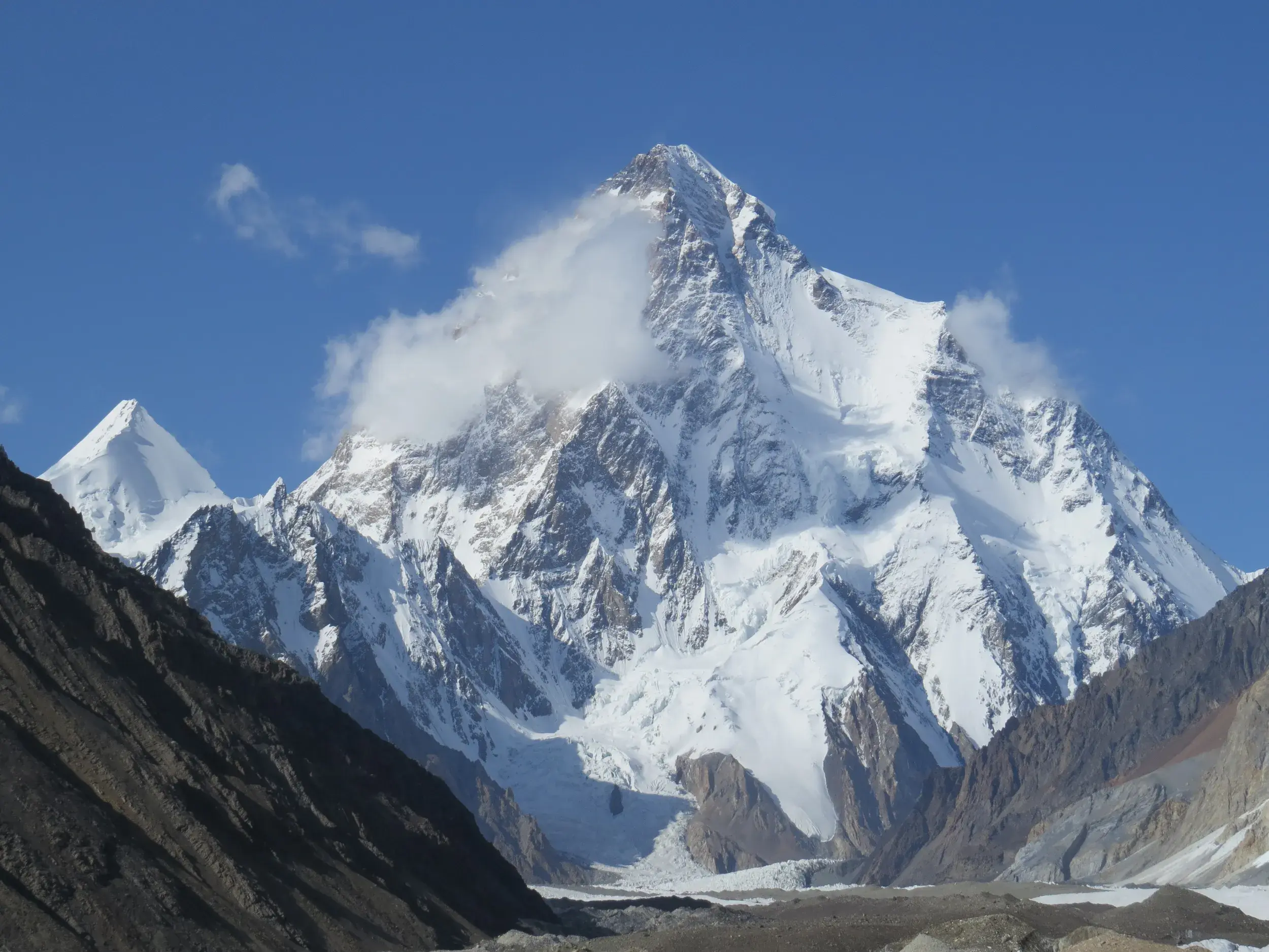 Majestätischer, schneebedeckter Gipfel des K2 im Karakorum-Gebirge, gesehen von der Trekkingroute in Pakistan.