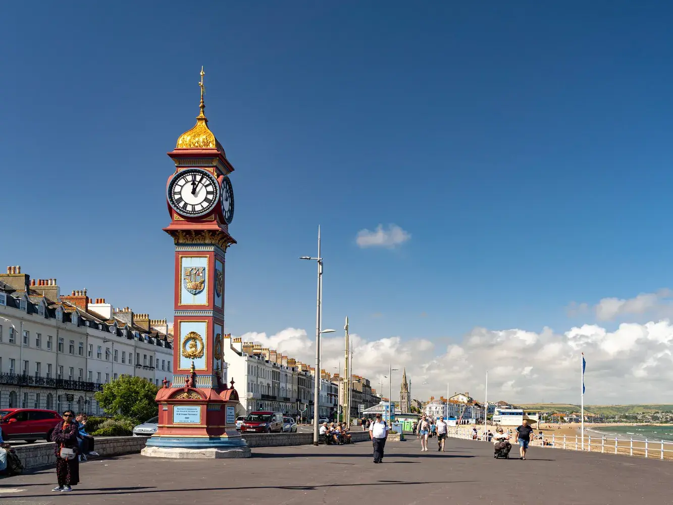 Der historische Jubilee Clock Tower an der Uferpromenade des Seebads Weymouth an einem sonnigen Tag an der Jurassic Coast.