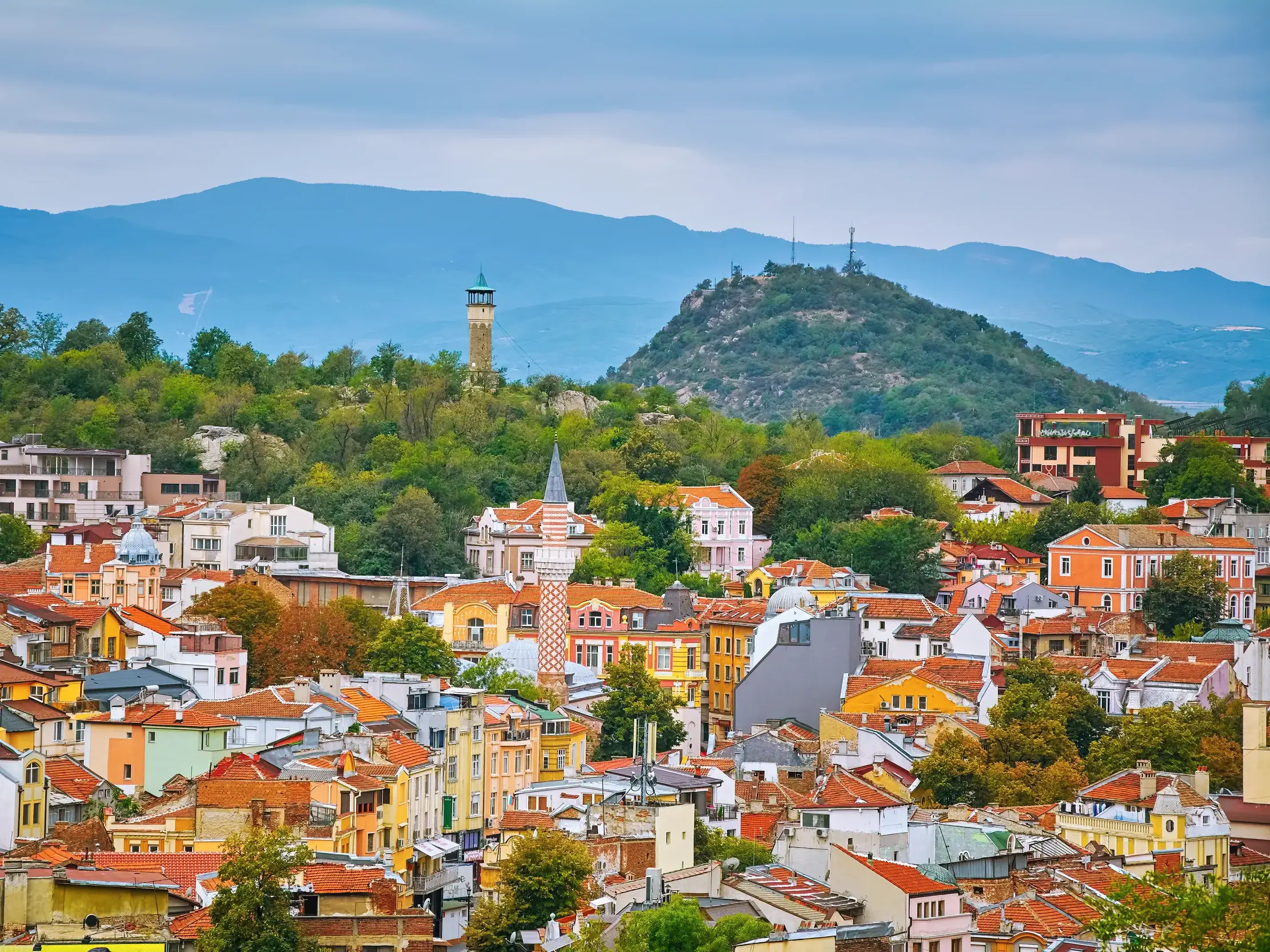Panoramablick auf die farbenfrohen Dächer und Bürgerhäuser der Altstadt von Plovdiv vor den Hügeln des Rhodopengebirges.