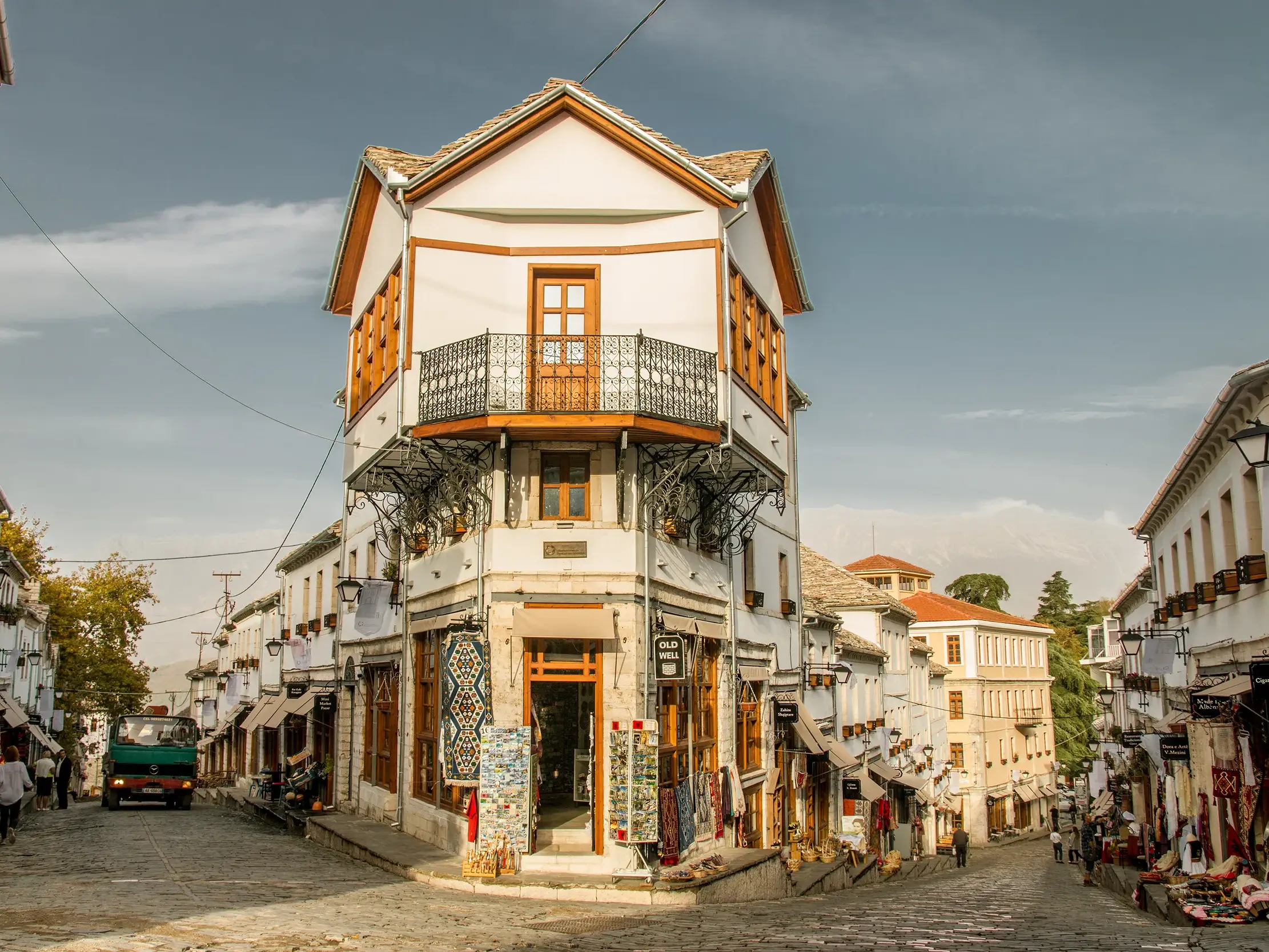 Markantes osmanisches Eckhaus an einer Gasse in der Altstadt von Gjirokastra, einem UNESCO-Welterbe in Albanien.