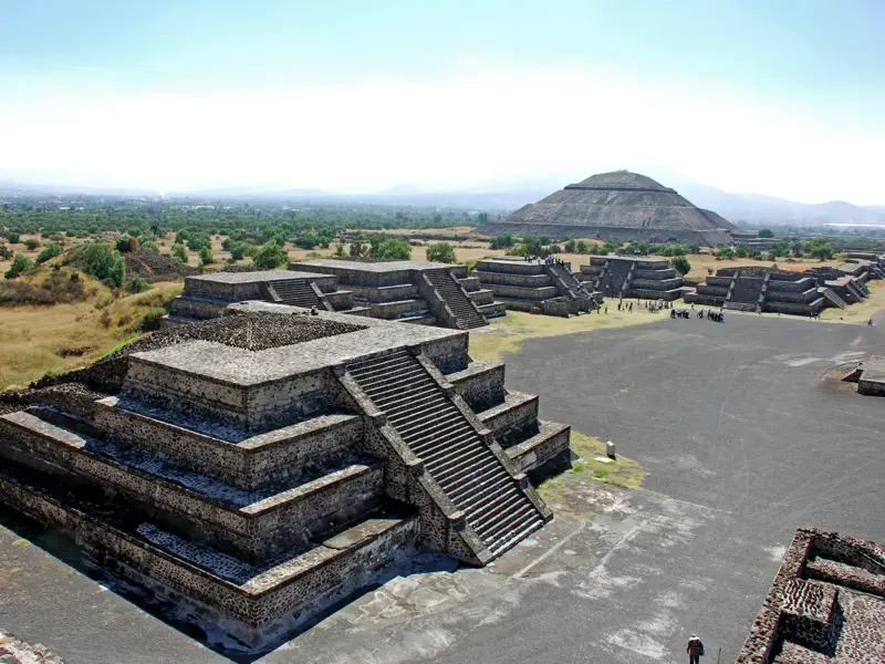 Erhöhter Ausblick auf die Stufenpyramiden und die Sonnenpyramide der UNESCO-Welterbestätte Teotihuacán in Mexiko.
