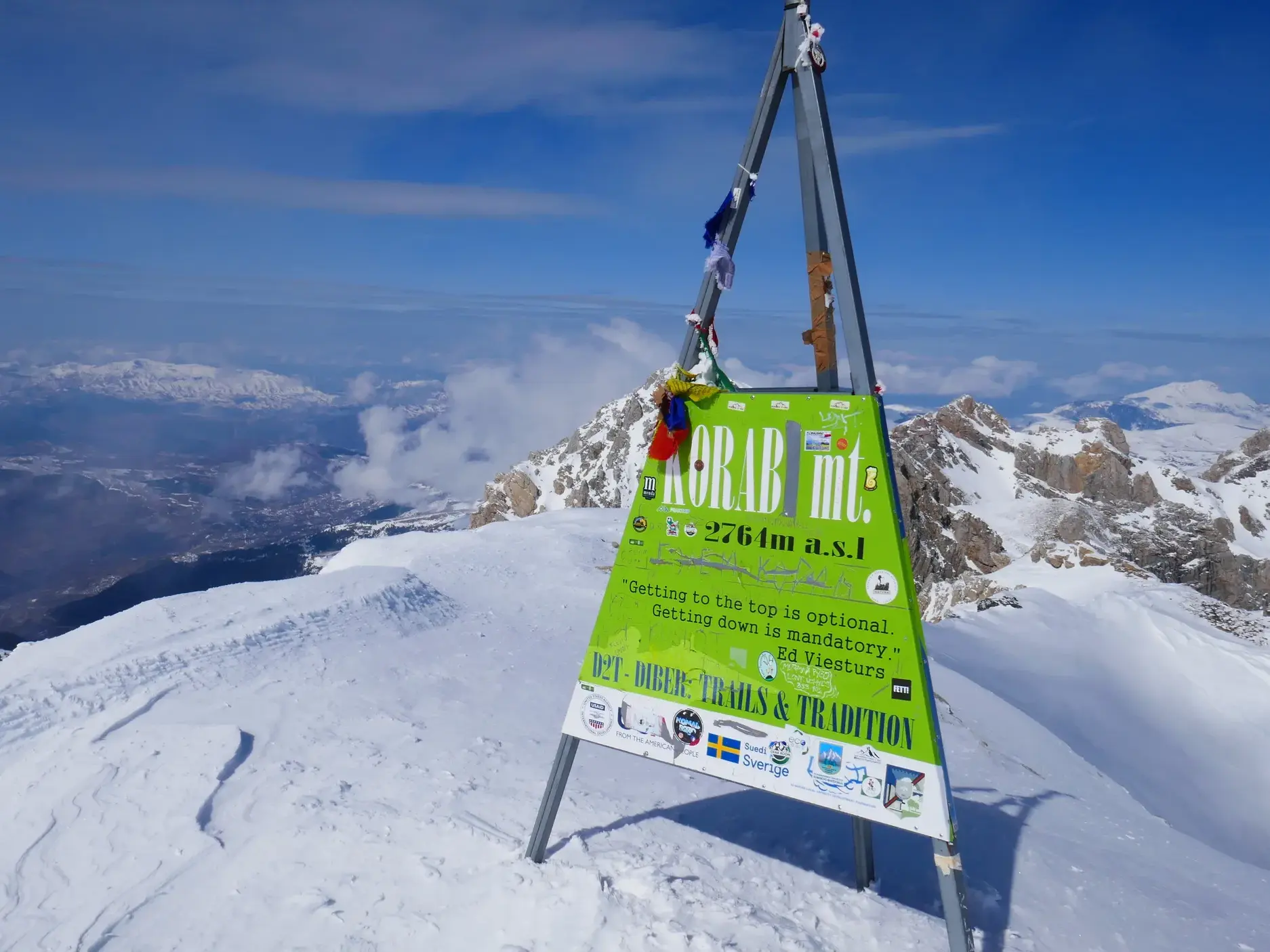 Gipfelschild des Korab auf 2.764 m in den albanischen Alpen an einem sonnigen Wintertag während einer Hauser Skitour.