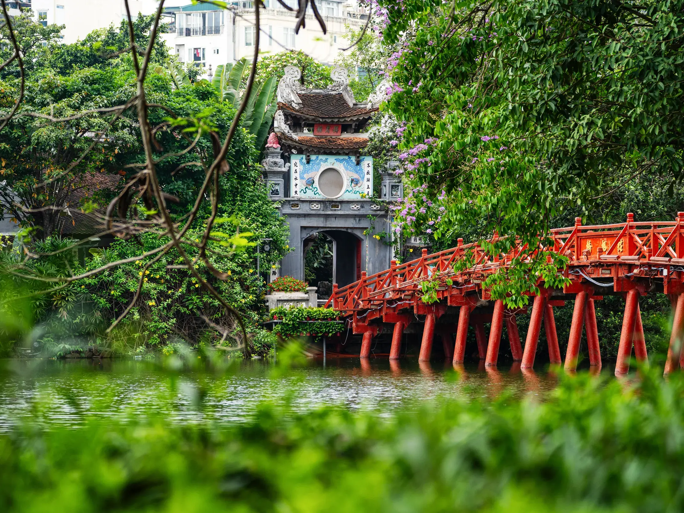 Die rite The-Huc-Brücke führt über den Hoan-Kiem-See in der vietnamesischen Stadt Hanoi