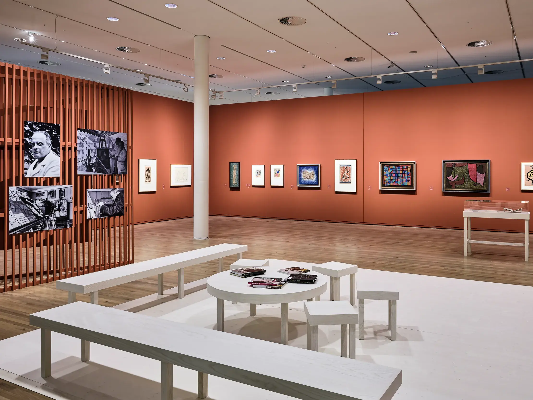 Ausstellungssaal mit Kunstwerken und Sitzgelegenheiten im Paul-Klee-Museum in Bern