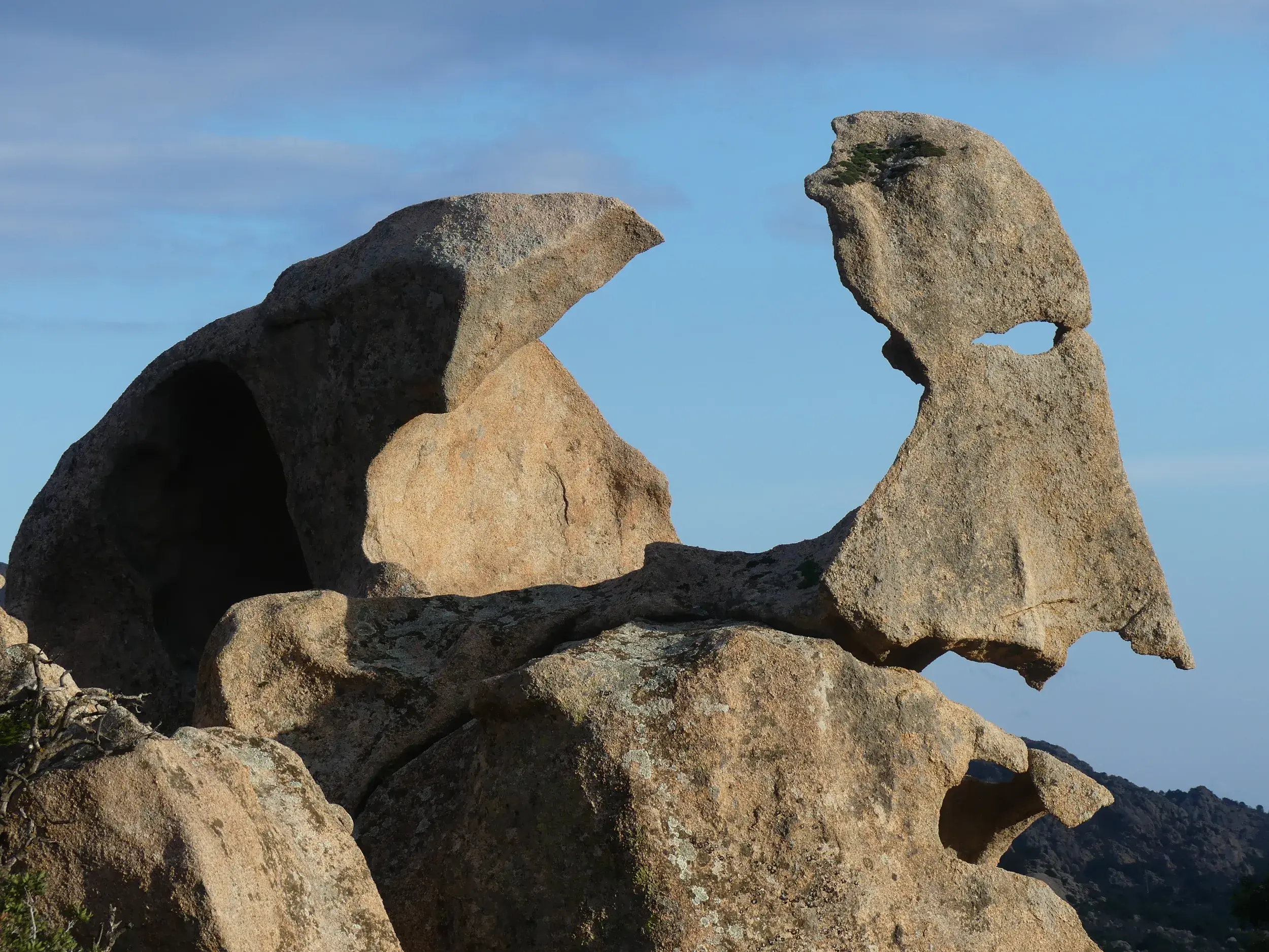 Bizarr geformte Granitfelsen im natürlichen Skulpturenpark bei Onifai auf einer Wanderreise durch Sardinien.