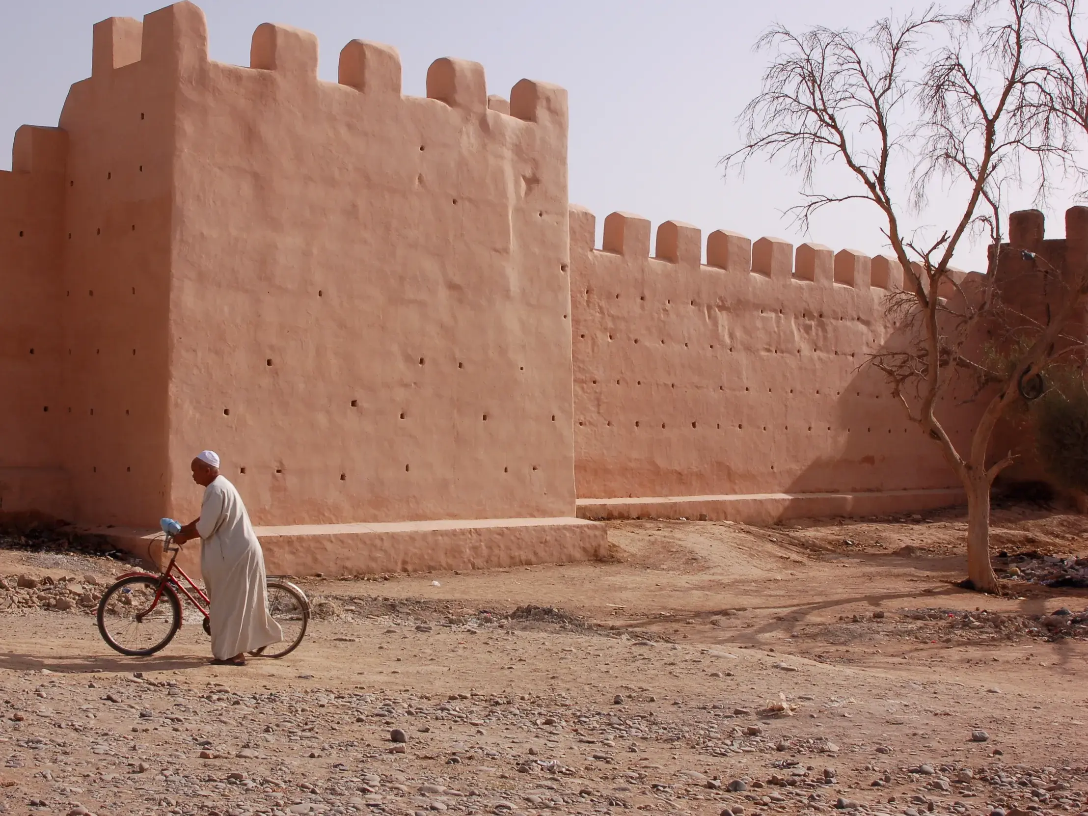 Auf einer Rundreise durch Marokko begegnen einem zwangsläufig die in typischer Lehmbauweise errichteten Wehrburgen, Kasbah genannt.
