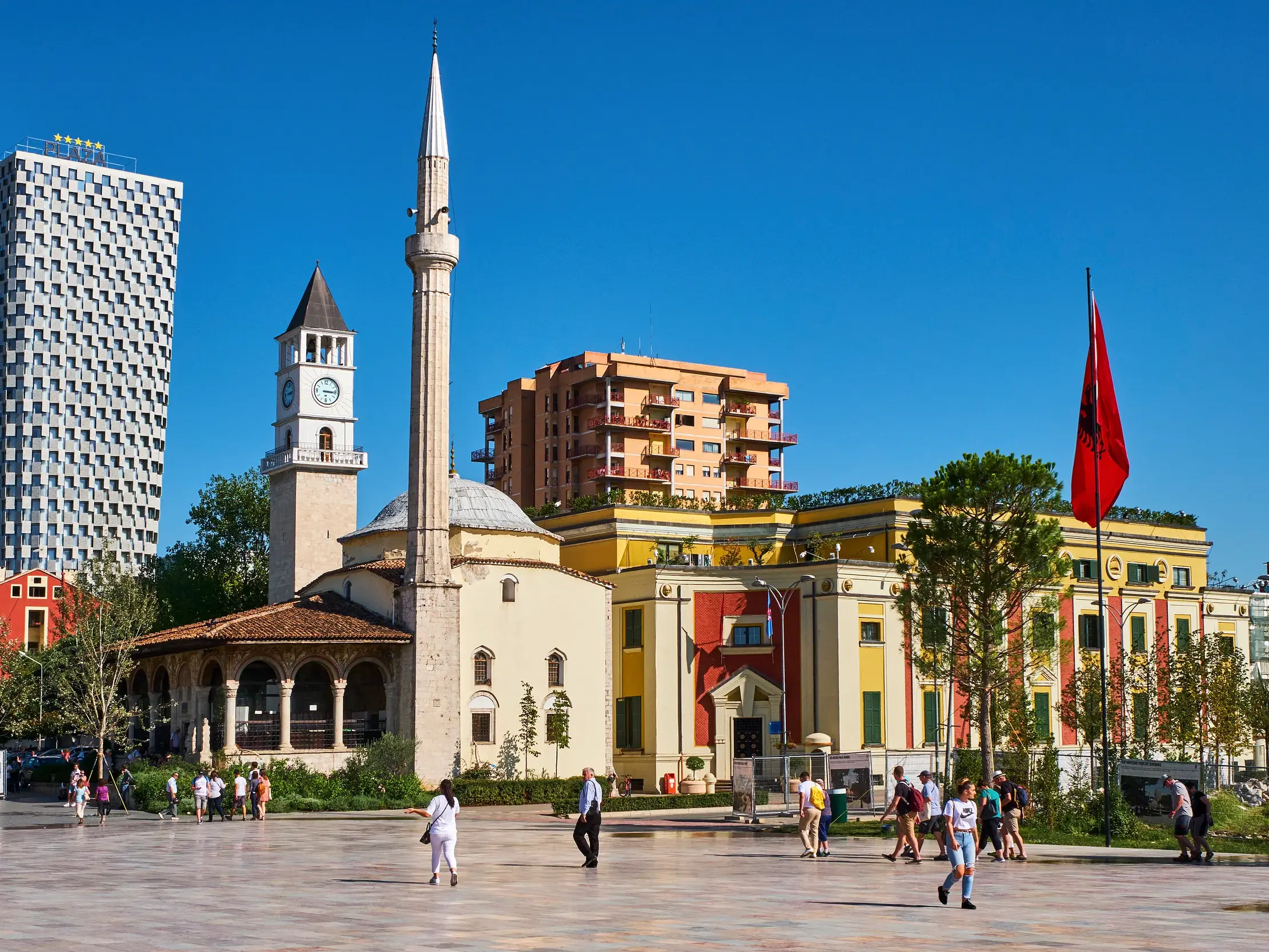 Die historische Et'hem-Bey-Moschee neben modernen Gebäuden auf dem belebten Skanderbeg-Platz in der Hauptstadt Tirana.