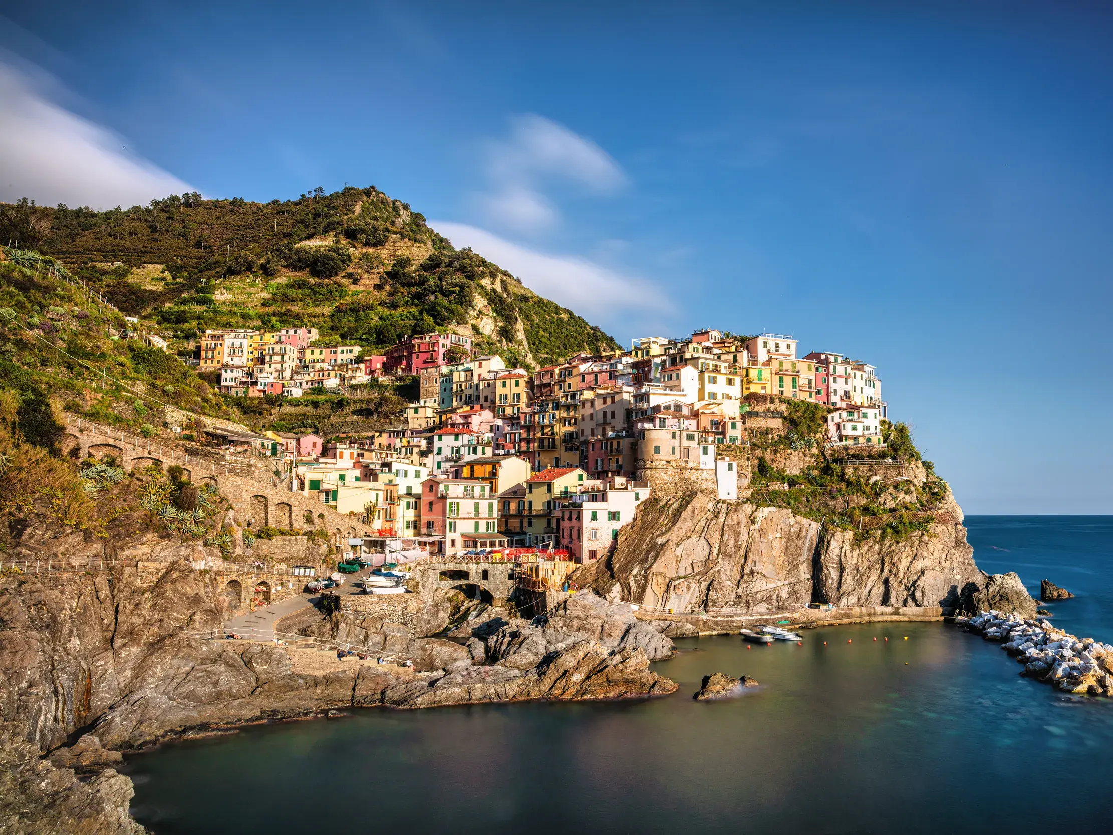 Malerischer Blick auf die bunten Häuser von Manarola, erbaut auf steilen Klippen der Cinqueterre an der ligurischen Küste.