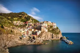 Malerischer Blick auf die bunten Häuser von Manarola, erbaut auf steilen Klippen der Cinqueterre an der ligurischen Küste.