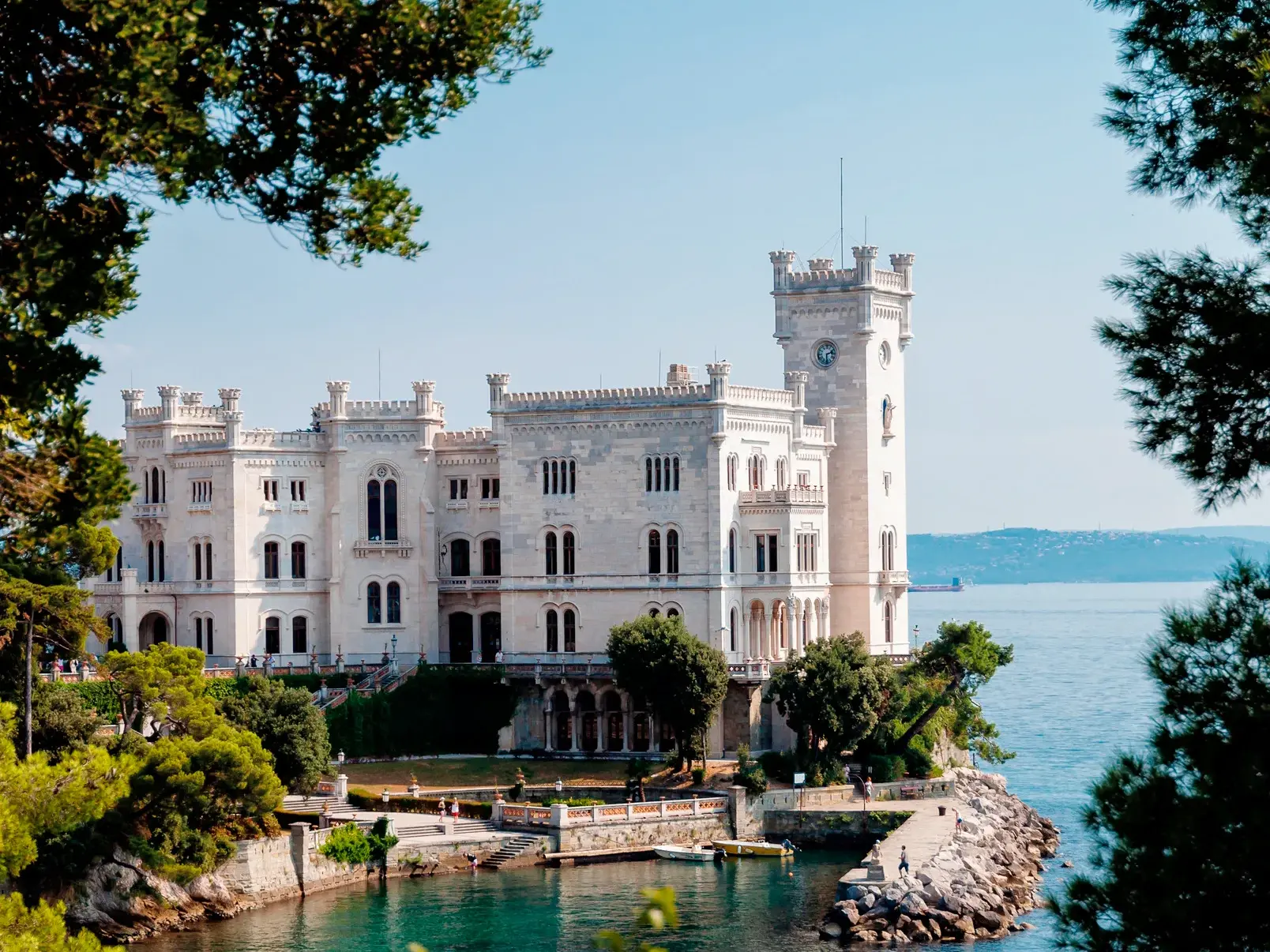 Schloss Miramare, ein Highlight der Studiosus-Studienreise nach Triest, thront auf einer Felsklippe über der Adria.