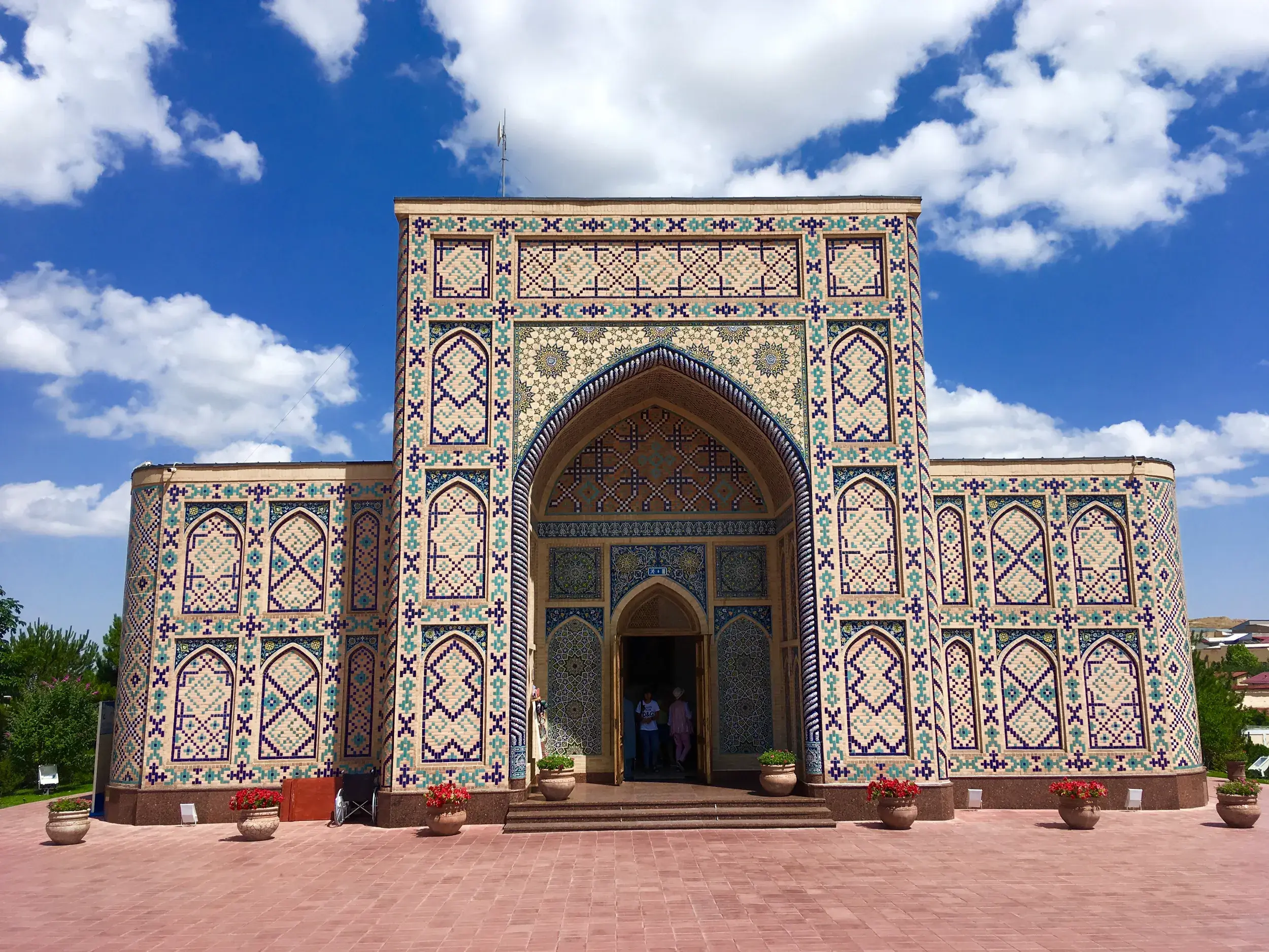 Prunkvoller Eingang des Bakhautdin Naqshband Komplexes bei Buchara mit aufwendigen, blau-türkisen Fliesenmosaiken.