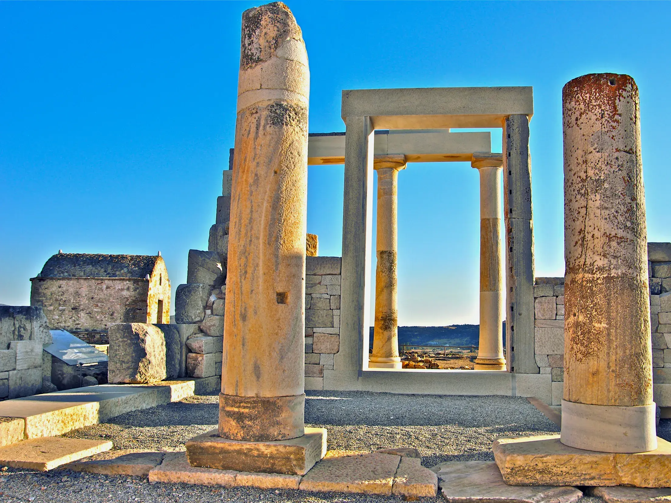 Antike Marmorsäulen des Heiligtums der Fruchtbarkeitsgöttin Demeter in Sangri auf der Kykladen-Insel Naxos.