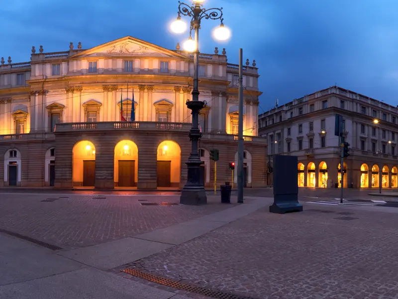 Erleuchtete Fassade der weltberühmten Mailänder Oper Scala am Abendplatz in Mailand