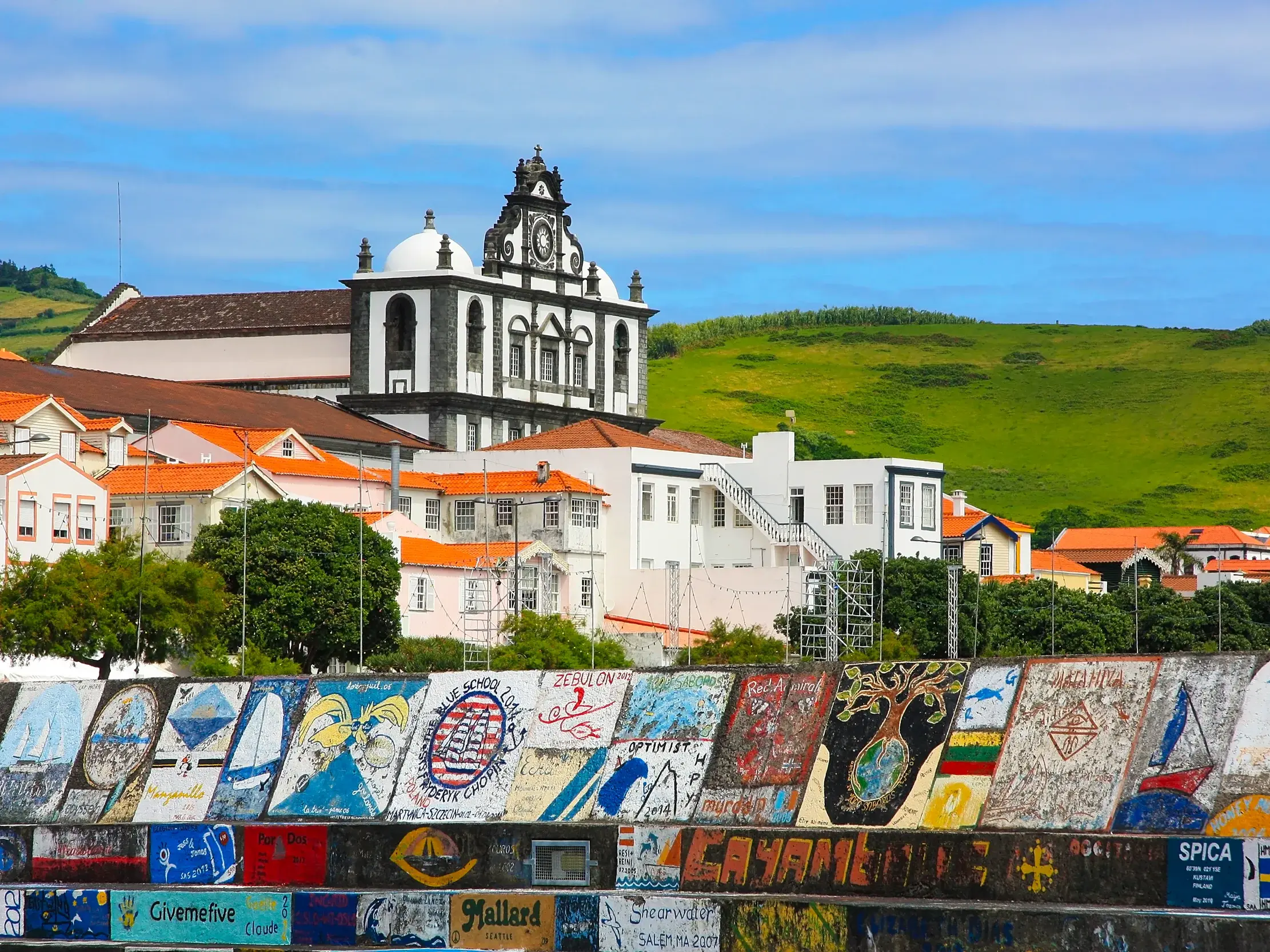 Die bunt bemalte Kaimauer im Hafen von Horta auf Faial, das Gästebuch der Weltumsegler auf den Azoren.