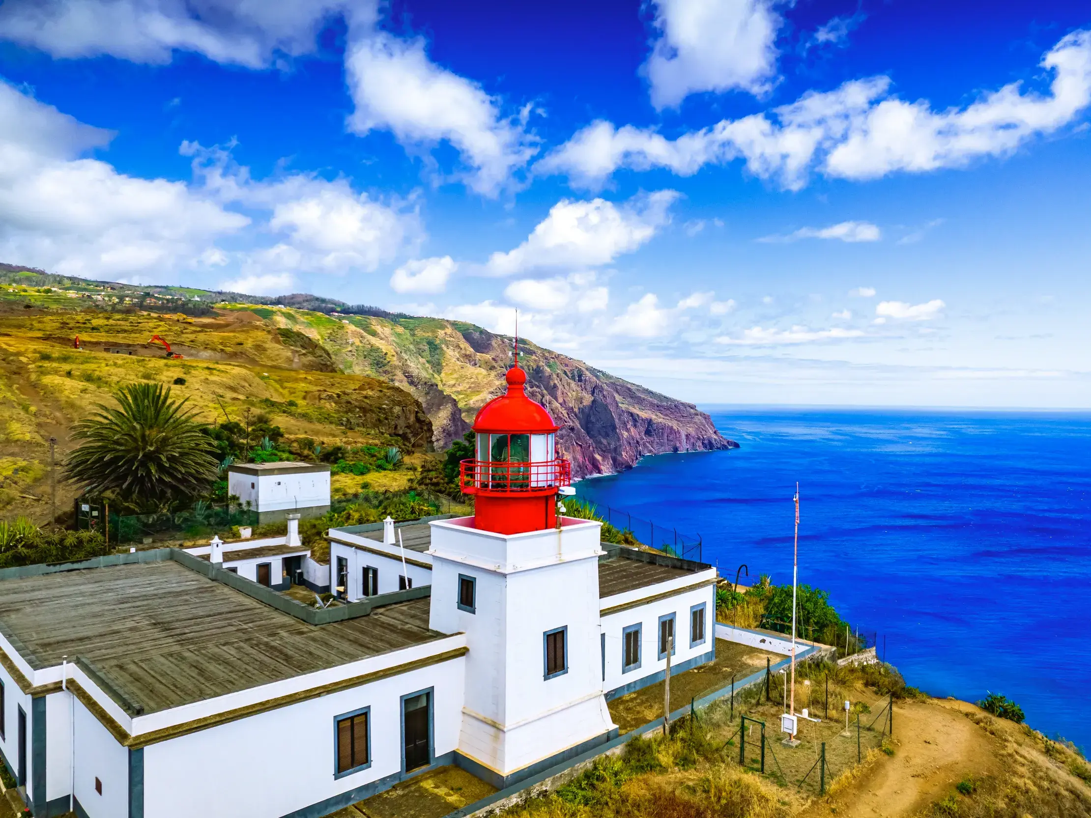 Der Leuchtturm von Ponta do Pargo am westlichsten Punkt Madeiras, mit Blick auf die Steilküste und den blauen Atlantik.