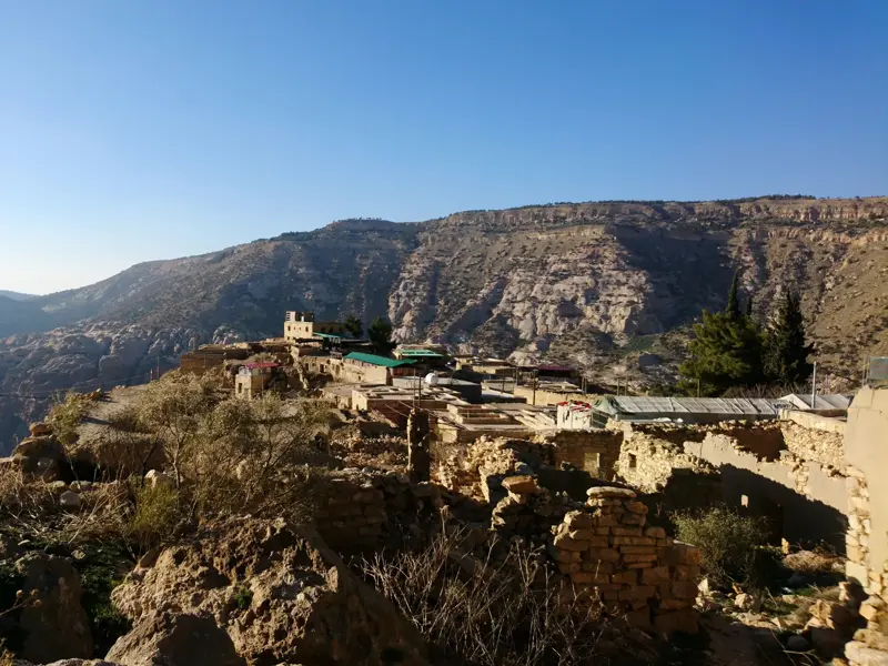 Panoramablick auf das Beduinendorf Dhana in der felsigen Schlucht des Dhana Nationalparks in Jordanien.