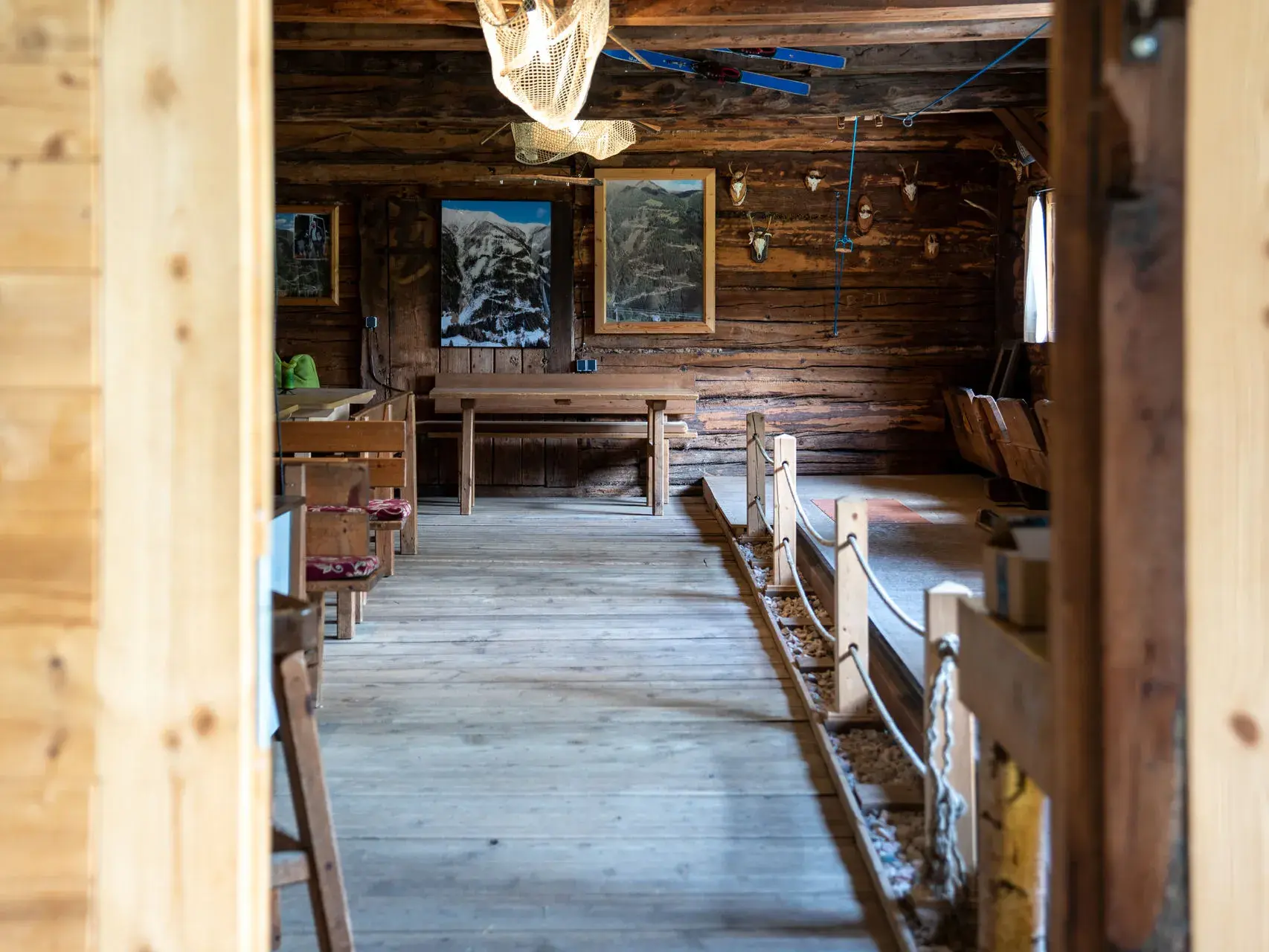 Blick in die rustikale Bauernstube des Wurzerhofs mit historischer Kegelbahn aus Holz im Villgratental.