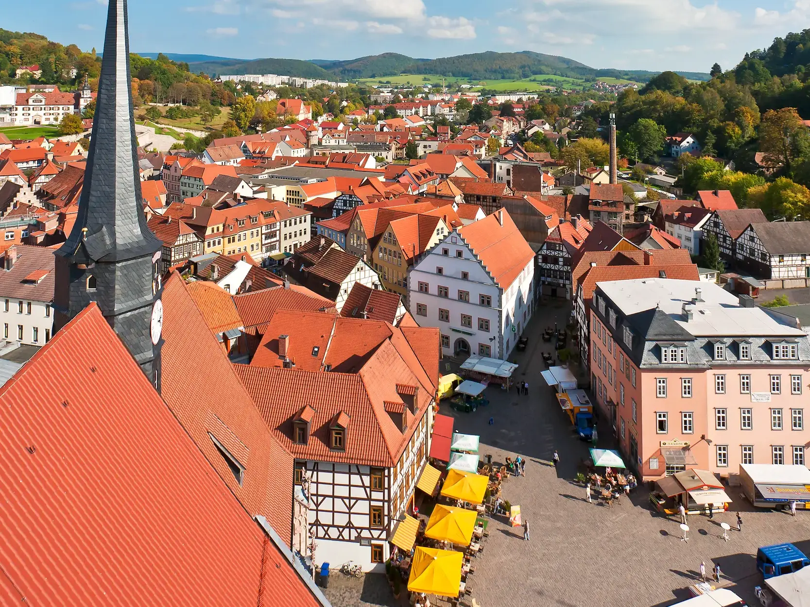 Blick über die roten Dächer und Fachwerkhäuser der Altstadt von Schmalkalden mit der Kirche St. Georg