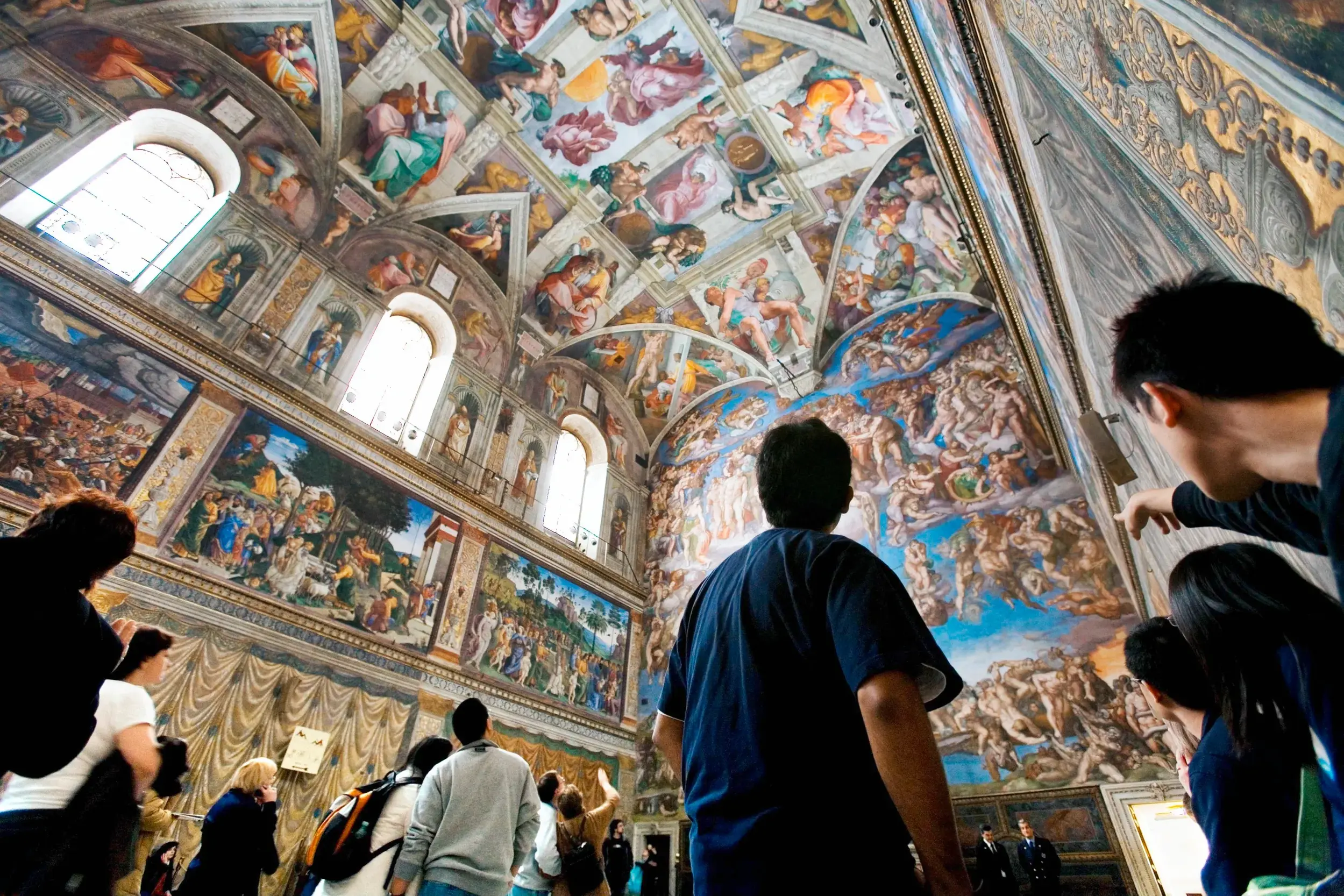 Besucher bestaunen Michelangelos Fresken in der Sixtinischen Kapelle der Vatikanischen Museen in Rom.