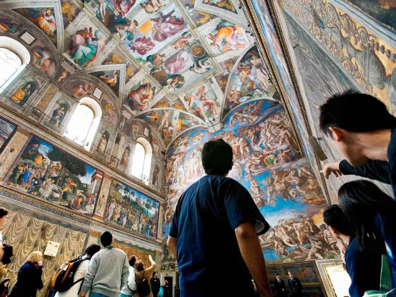 Besucher bestaunen Michelangelos Fresken in der Sixtinischen Kapelle der Vatikanischen Museen in Rom.
