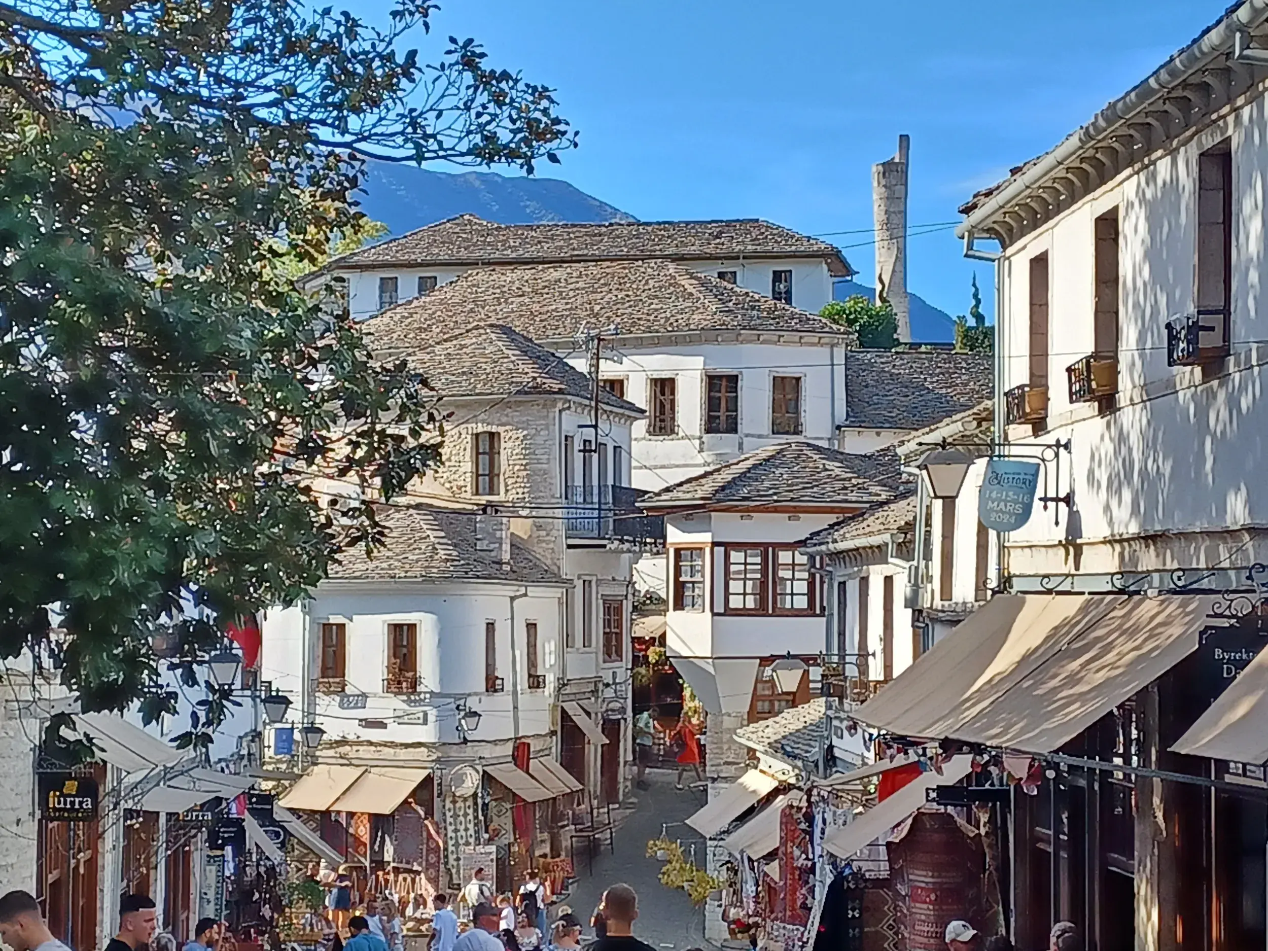 Traditionelle osmanische Steinhäuser mit Schieferdächern in den Gassen der UNESCO-Welterbestadt Gjirokastra in Albanien.