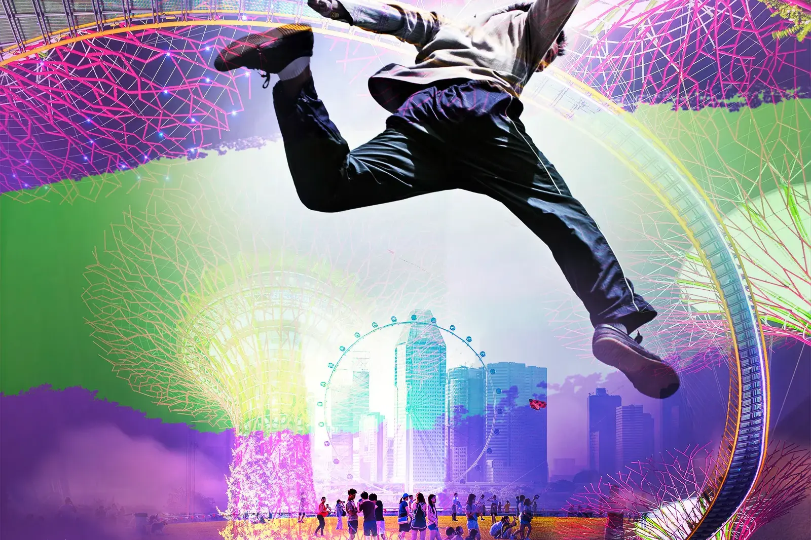 Dynamischer Sprung einer Person vor der Skyline von Singapur und den bunt leuchtenden Supertrees der Gardens by the Bay.