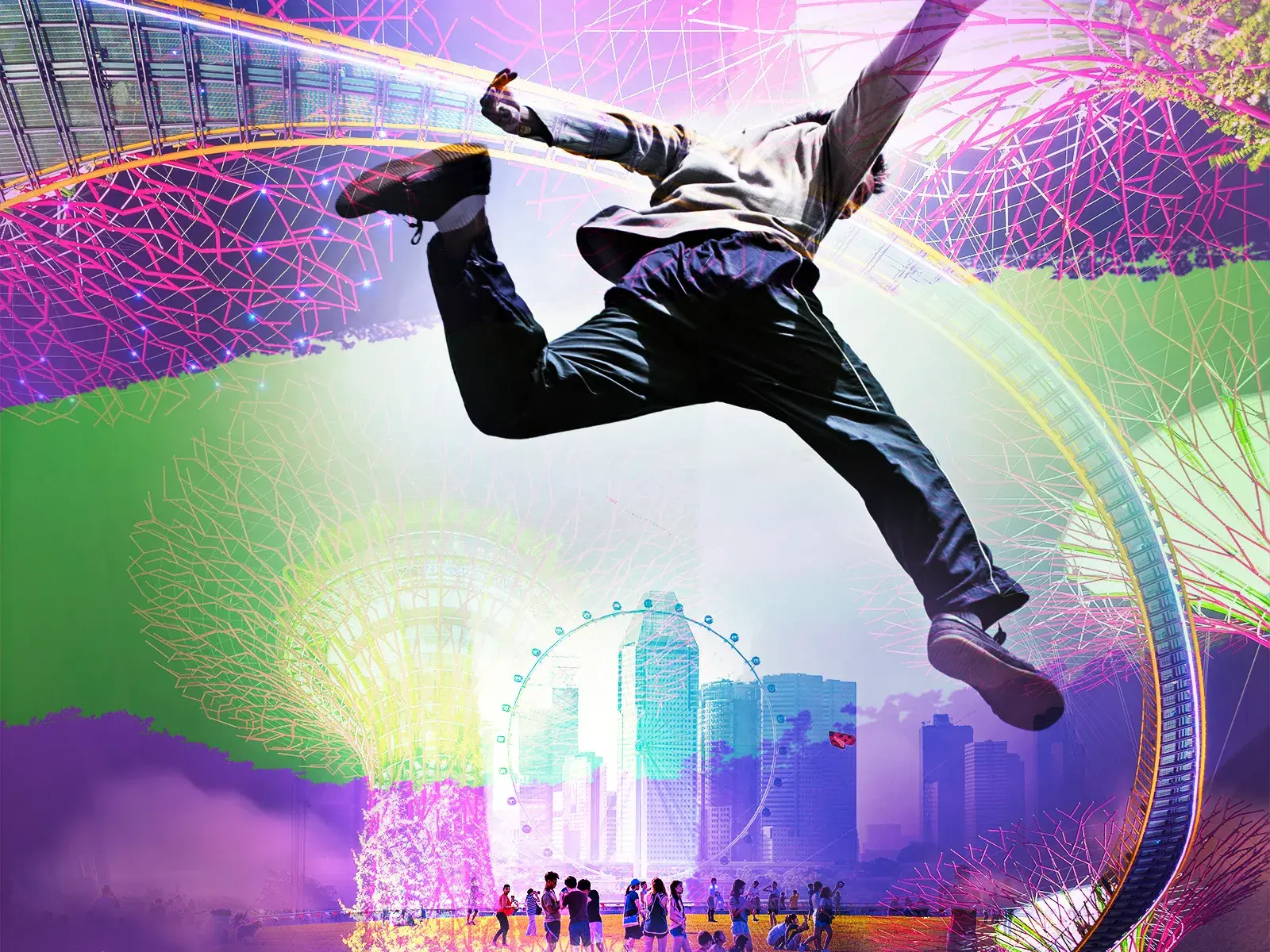 Dynamischer Sprung einer Person vor der Skyline von Singapur und den bunt leuchtenden Supertrees der Gardens by the Bay.
