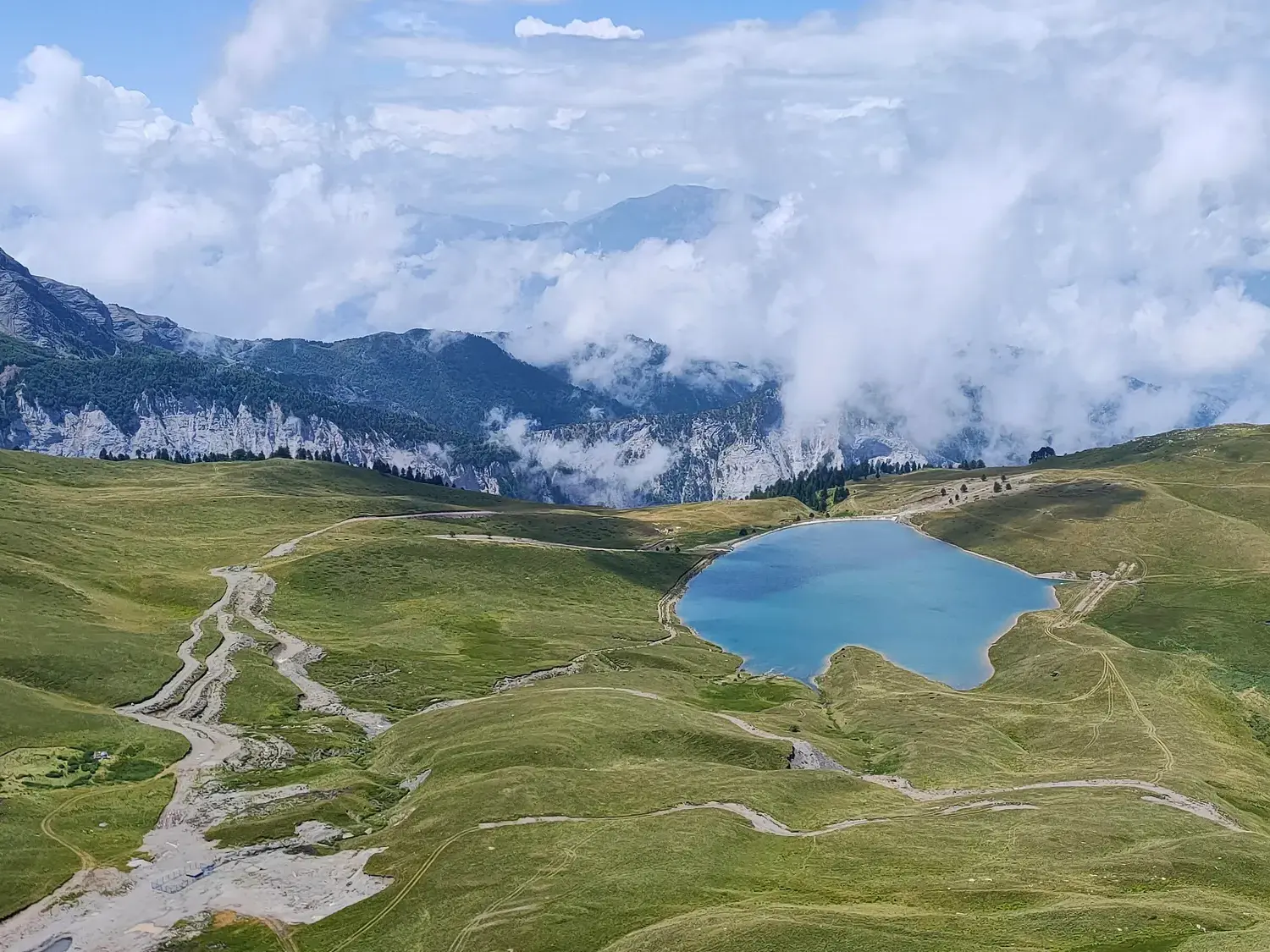 Panoramablick auf den blauen Gletschersee nahe der Grama-Alm im unberührten Korab-Koritnik Naturpark in Albanien.