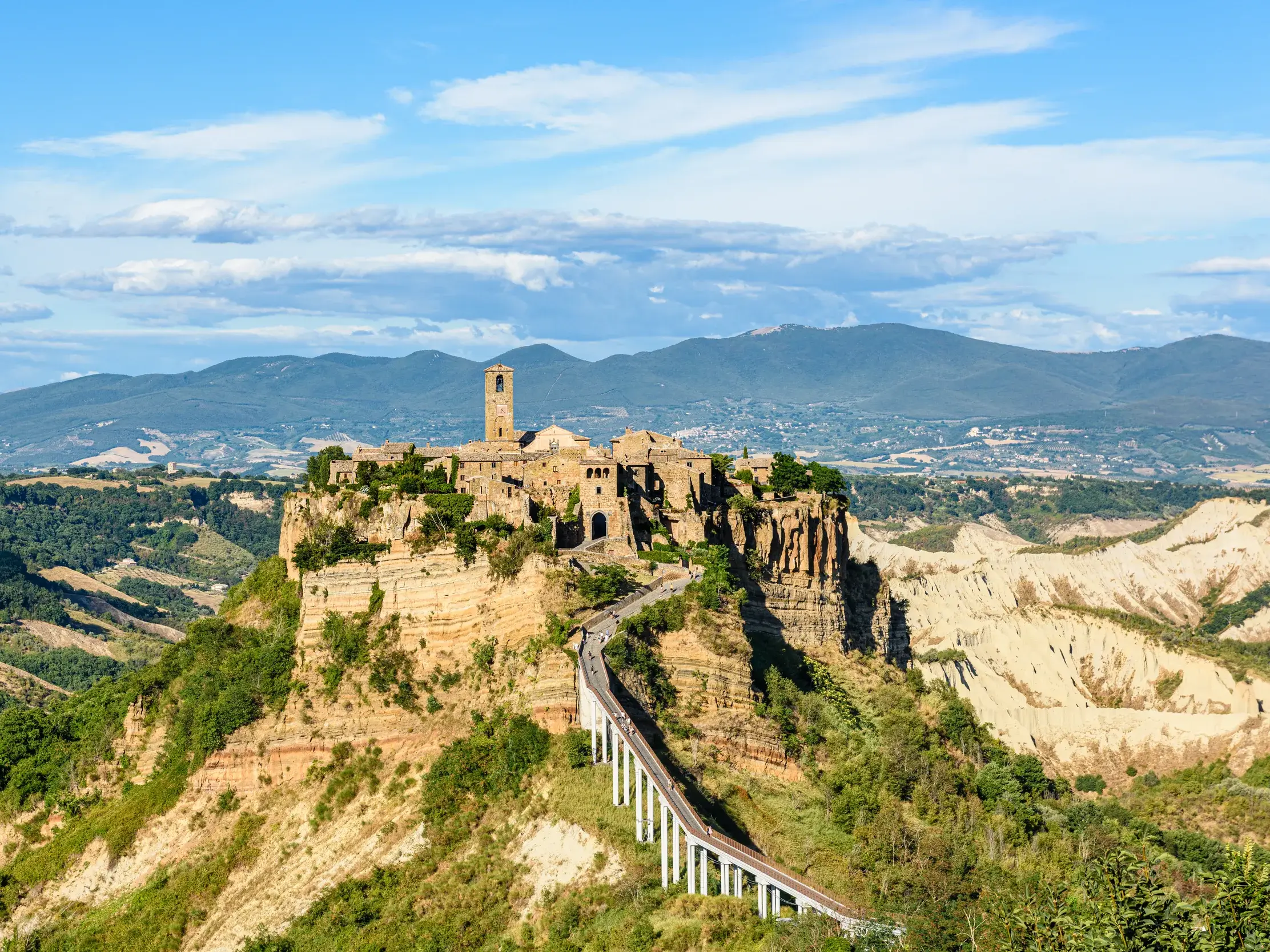 Die mittelalterliche Felsenstadt Civita di Bagnoregio bei Viterbo thront auf einem Felsen, erreichbar über eine lange Brücke.