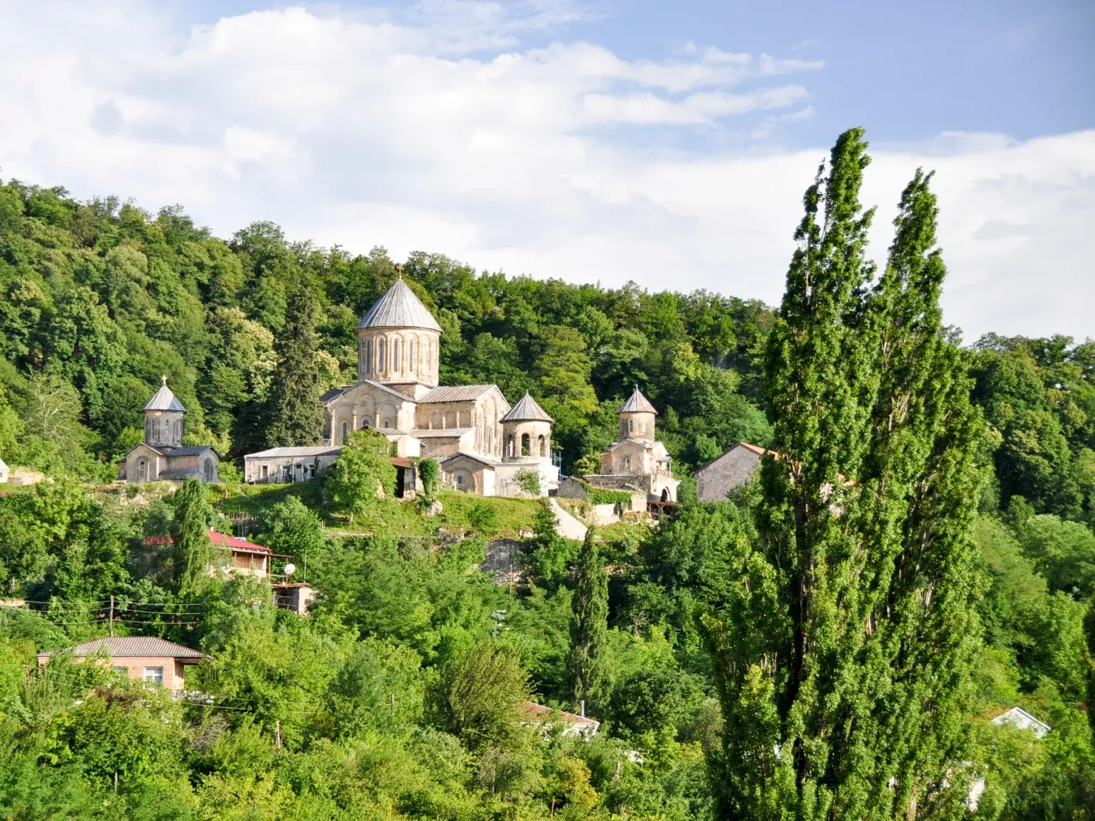 Das UNESCO-Welterbe Kloster Gelati thront auf einem bewaldeten Hügel in der Nähe von Kutaissi in Georgien.