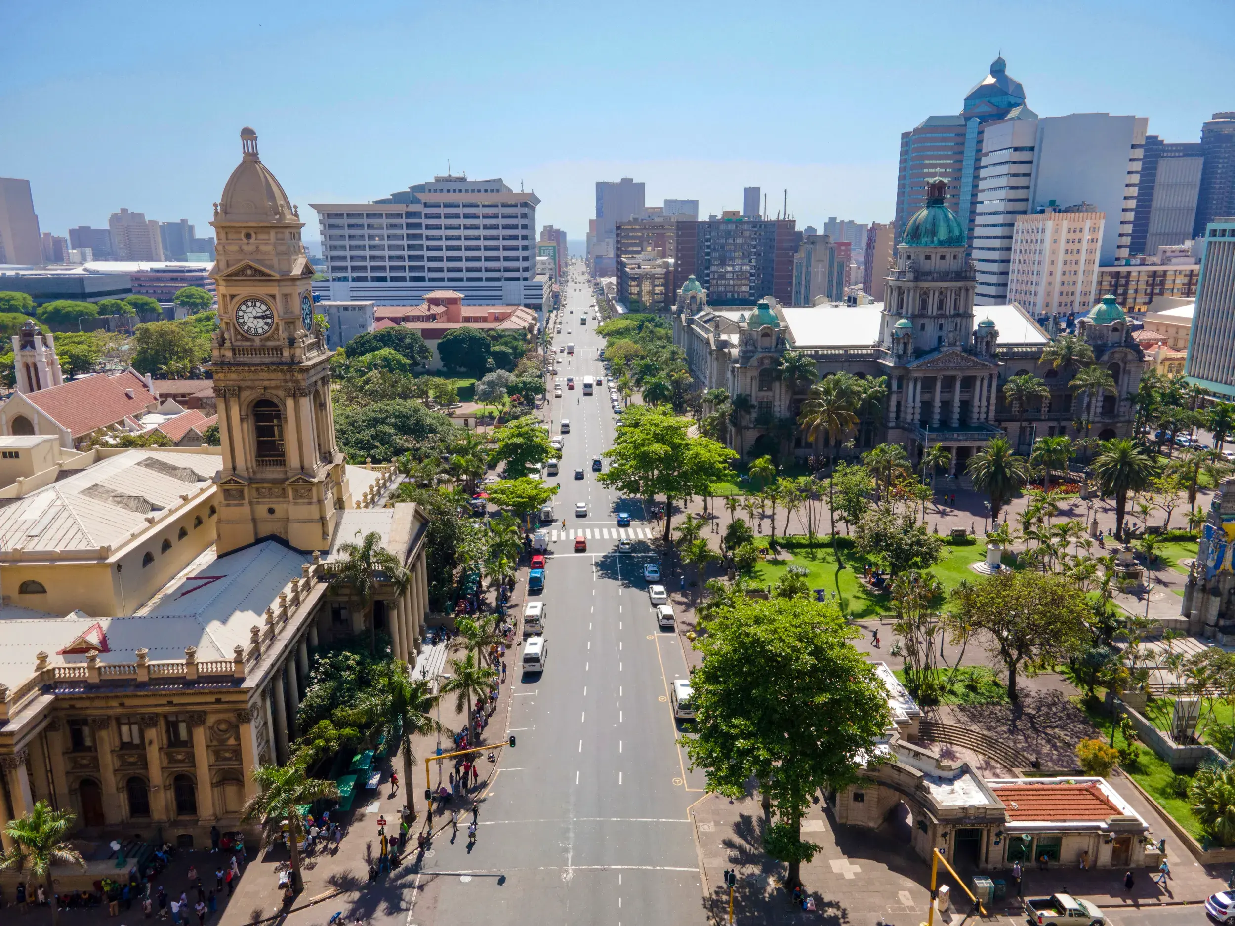 Luftaufnahme des historischen Zentrums von Durban mit dem neobarocken Rathaus und dem Postamt-Uhrenturm an einem sonnigen Tag.
